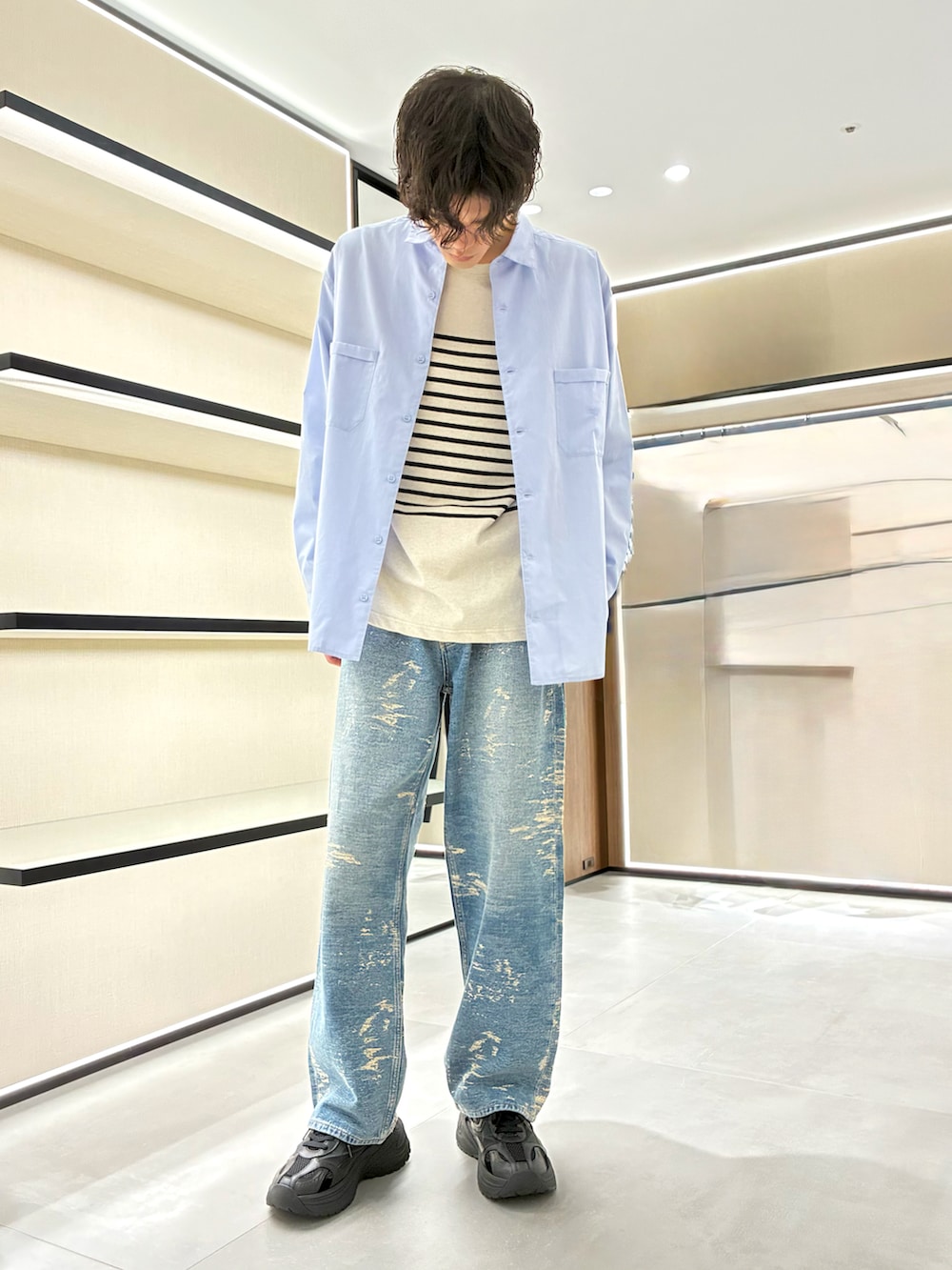 ベージュ系のTシャツ/カットソー、ブラック系のジャケット/アウター、ブルー系のデニムパンツを着用したメンズの夏コーディネートの2枚目の写真