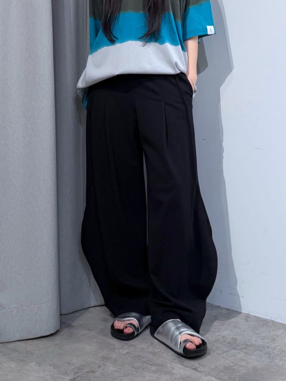 ブラック系のその他パンツ、シルバー系のサンダル、グレー系のTシャツ/カットソーを着用したレディースの夏コーディネートの9枚目の写真