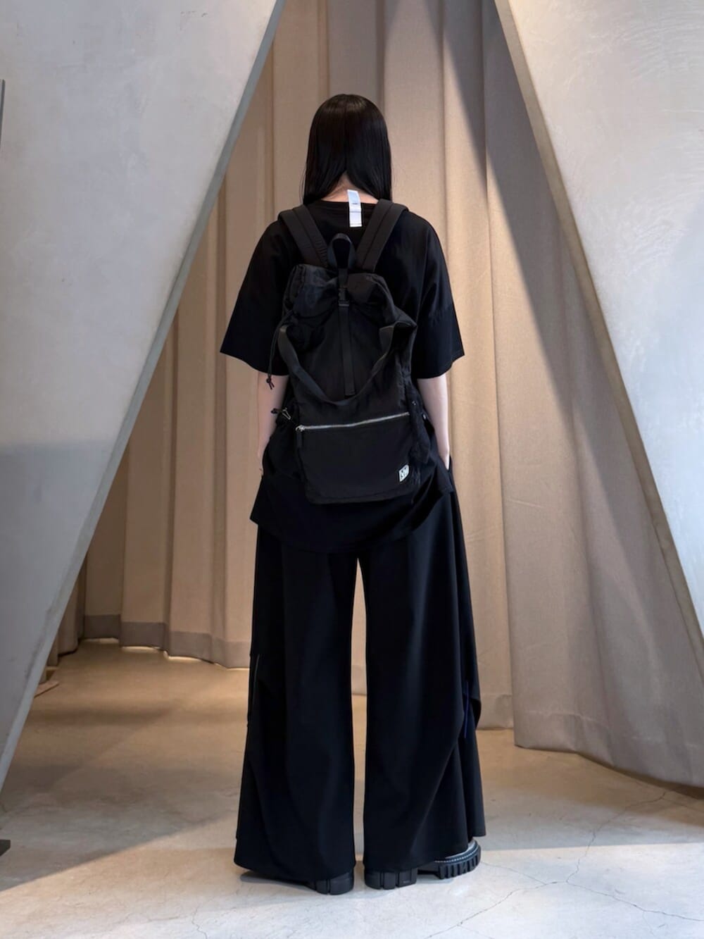 ブラック系のTシャツ/カットソー、ブラック系のその他パンツ、ブラック系のバックパック/リュックを着用したレディースの夏コーディネートの5枚目の写真