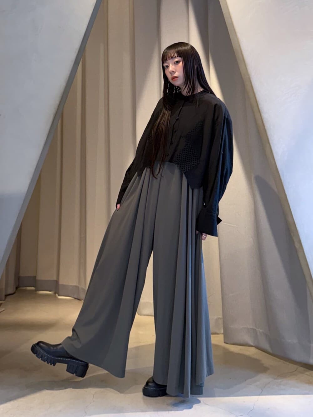 ブラック系のシャツ/ブラウス、グリーン系のつなぎ/オールインワン、ブラック系のブーツを着用したレディースの秋コーディネートの6枚目の写真