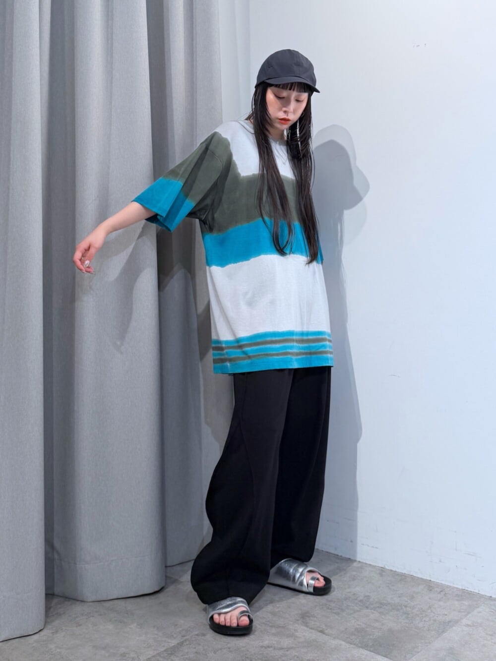 ブラック系のその他パンツ、シルバー系のサンダル、グレー系のTシャツ/カットソーを着用したレディースの夏コーディネートの7枚目の写真
