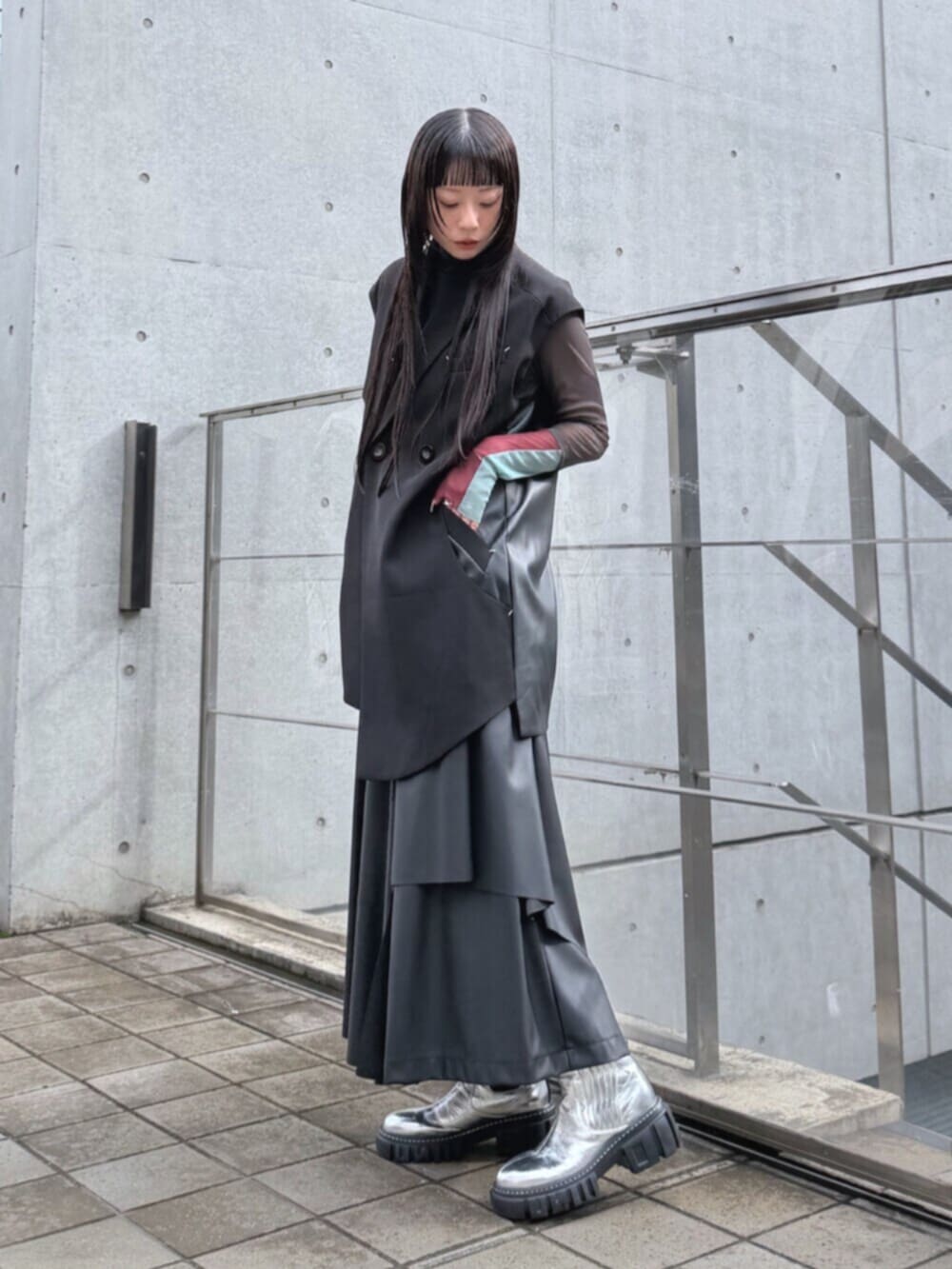 シルバー系のブーツ、グレー系のTシャツ/カットソー、ブラック系のその他パンツを着用したレディースの秋コーディネートの4枚目の写真
