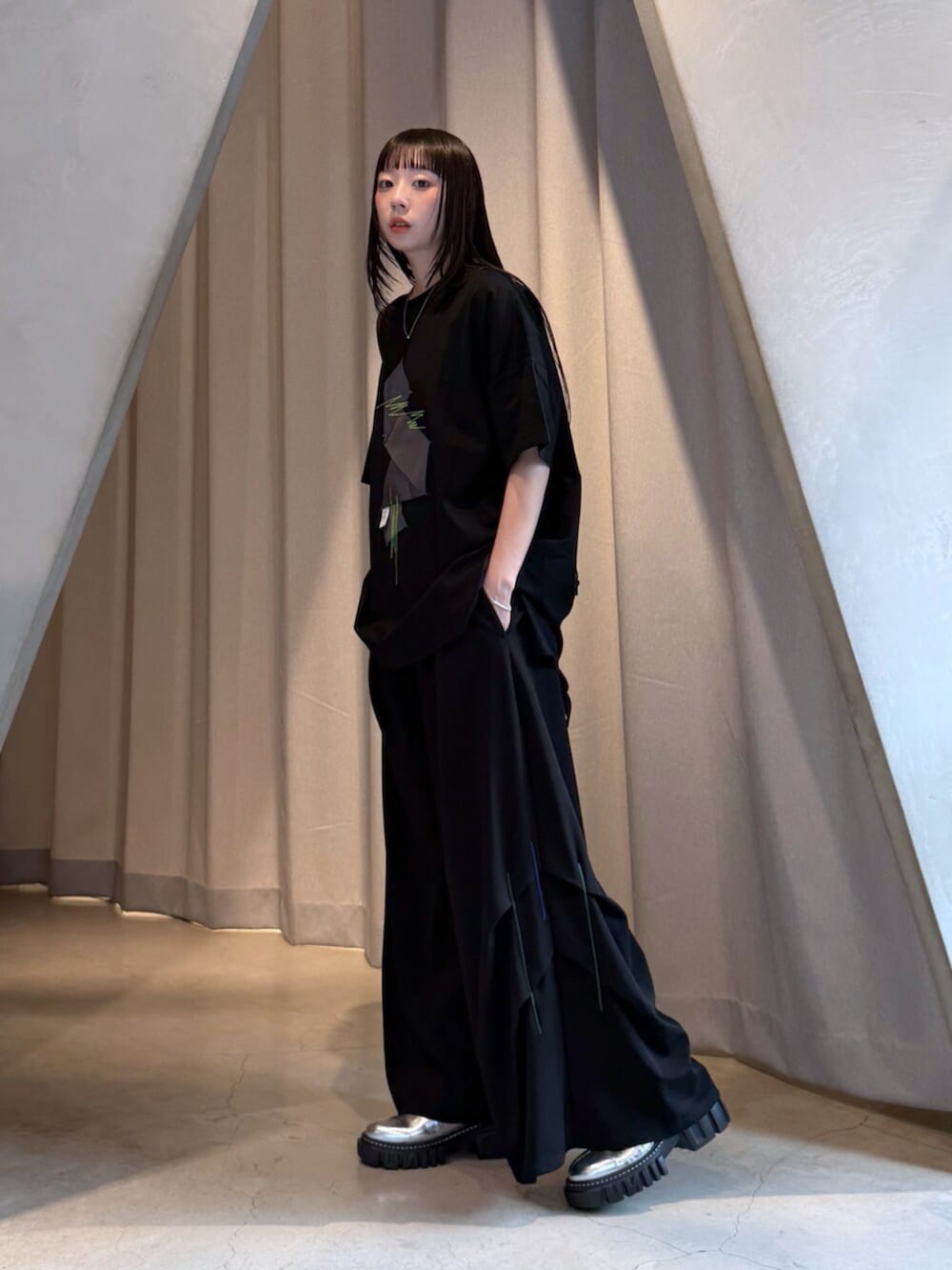 ブラック系のTシャツ/カットソー、ブラック系のその他パンツ、ブラック系のバックパック/リュックを着用したレディースの夏コーディネートの3枚目の写真