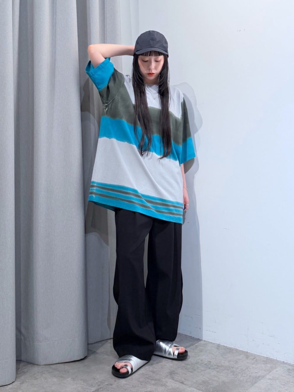 ブラック系のその他パンツ、シルバー系のサンダル、グレー系のTシャツ/カットソーを着用したレディースの夏コーディネートの6枚目の写真