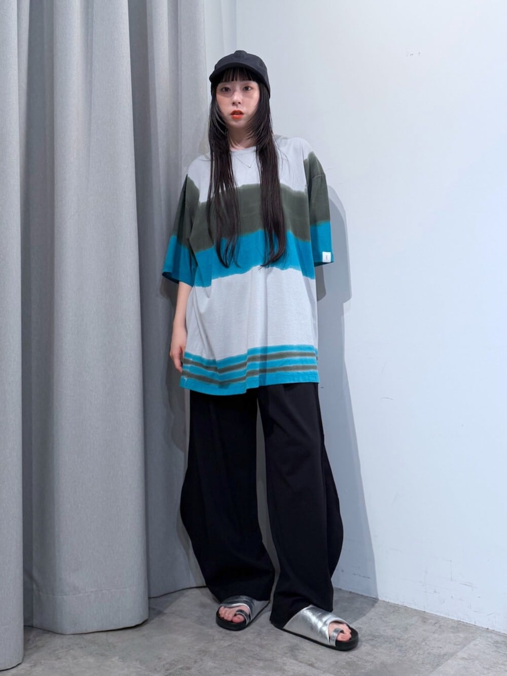 ブラック系のその他パンツ、シルバー系のサンダル、グレー系のTシャツ/カットソーを着用したレディースの夏コーディネートの5枚目の写真