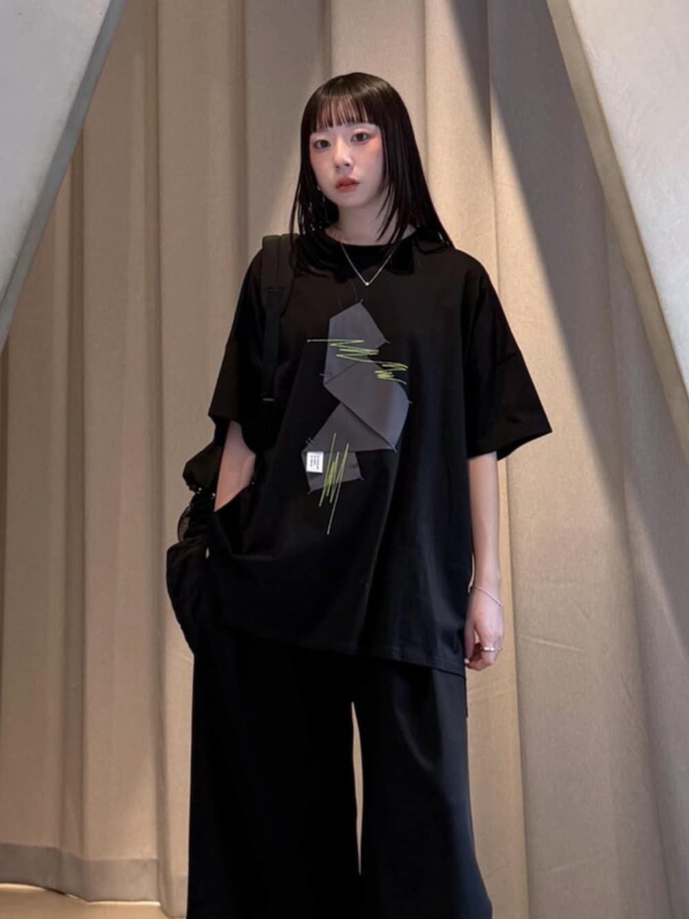 ブラック系のTシャツ/カットソー、ブラック系のその他パンツ、ブラック系のバックパック/リュックを着用したレディースの夏コーディネートの7枚目の写真