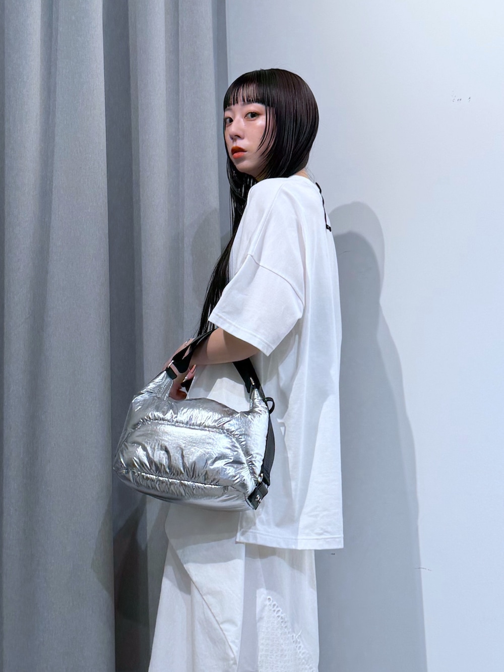 ホワイト系のTシャツ/カットソー、シルバー系のサンダル、ホワイト系のスカートを着用したレディースの夏コーディネートの8枚目の写真