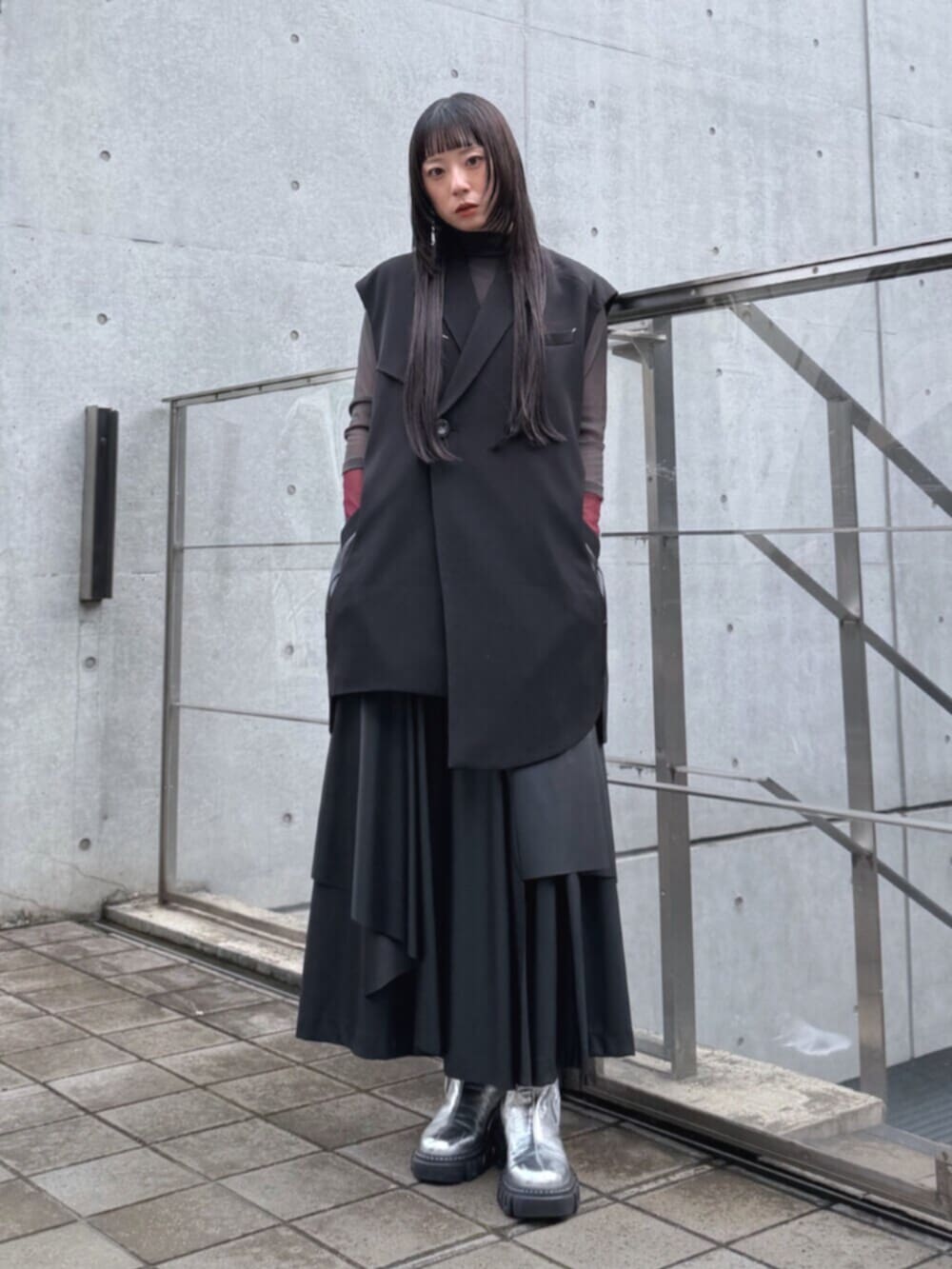 シルバー系のブーツ、グレー系のTシャツ/カットソー、ブラック系のその他パンツを着用したレディースの秋コーディネートの10枚目の写真