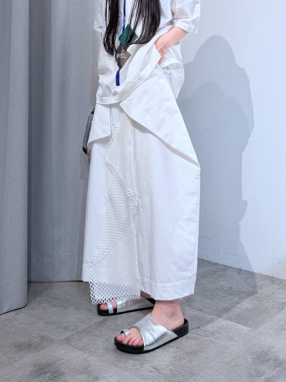 ホワイト系のTシャツ/カットソー、シルバー系のサンダル、ホワイト系のスカートを着用したレディースの夏コーディネートの9枚目の写真