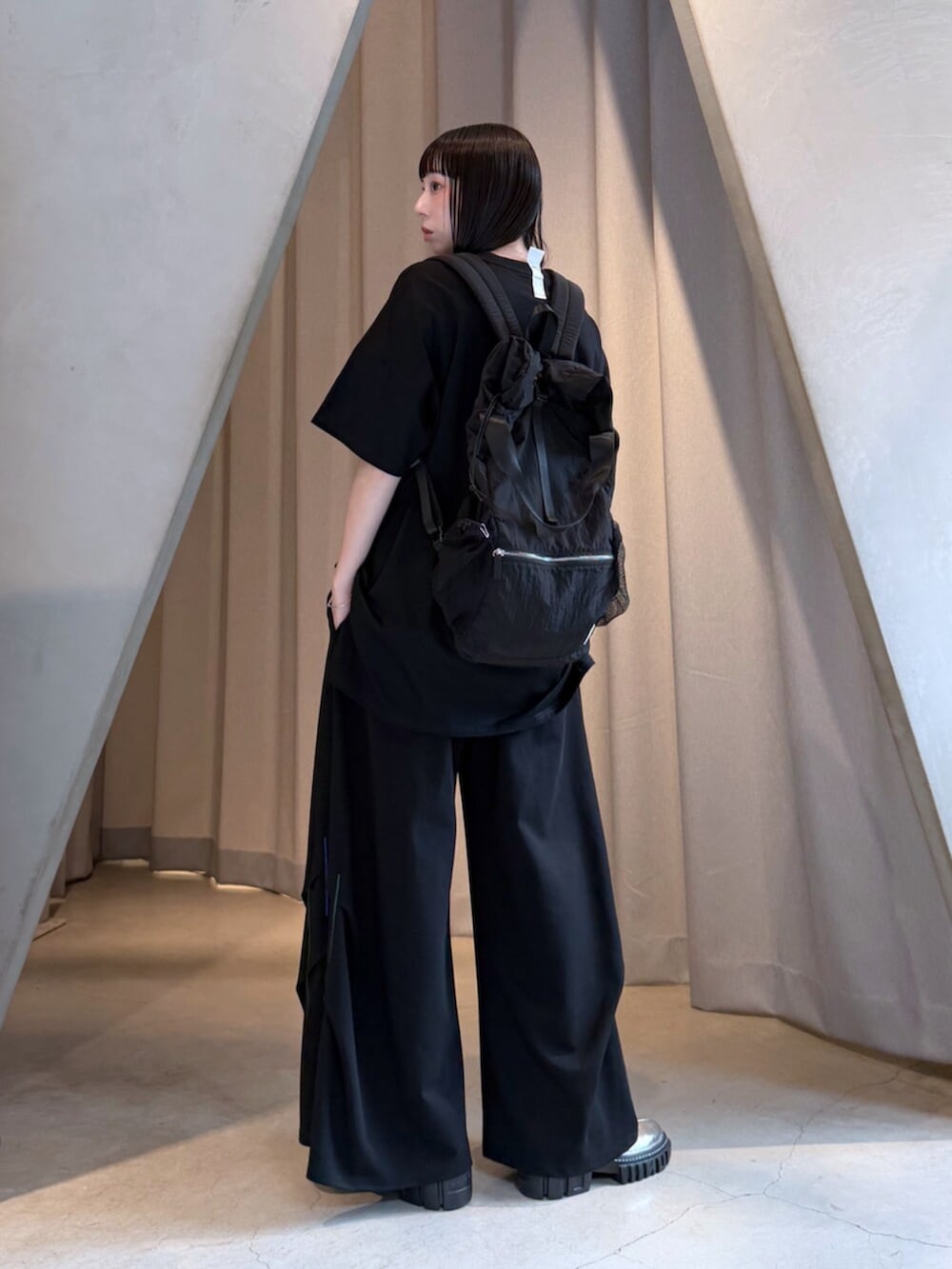 ブラック系のTシャツ/カットソー、ブラック系のその他パンツ、ブラック系のバックパック/リュックを着用したレディースの夏コーディネートの6枚目の写真