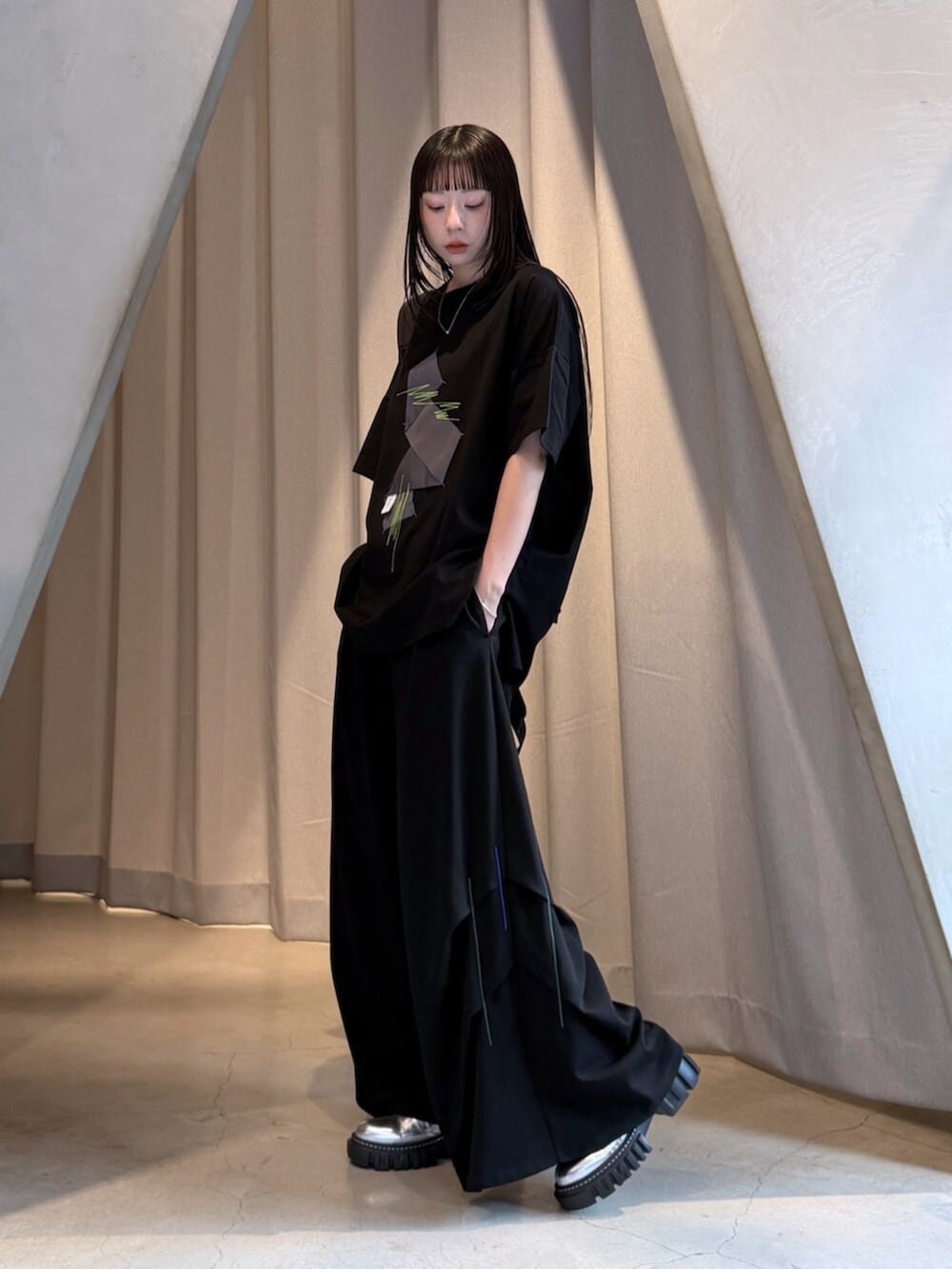 ブラック系のTシャツ/カットソー、ブラック系のその他パンツ、ブラック系のバックパック/リュックを着用したレディースの夏コーディネートの4枚目の写真