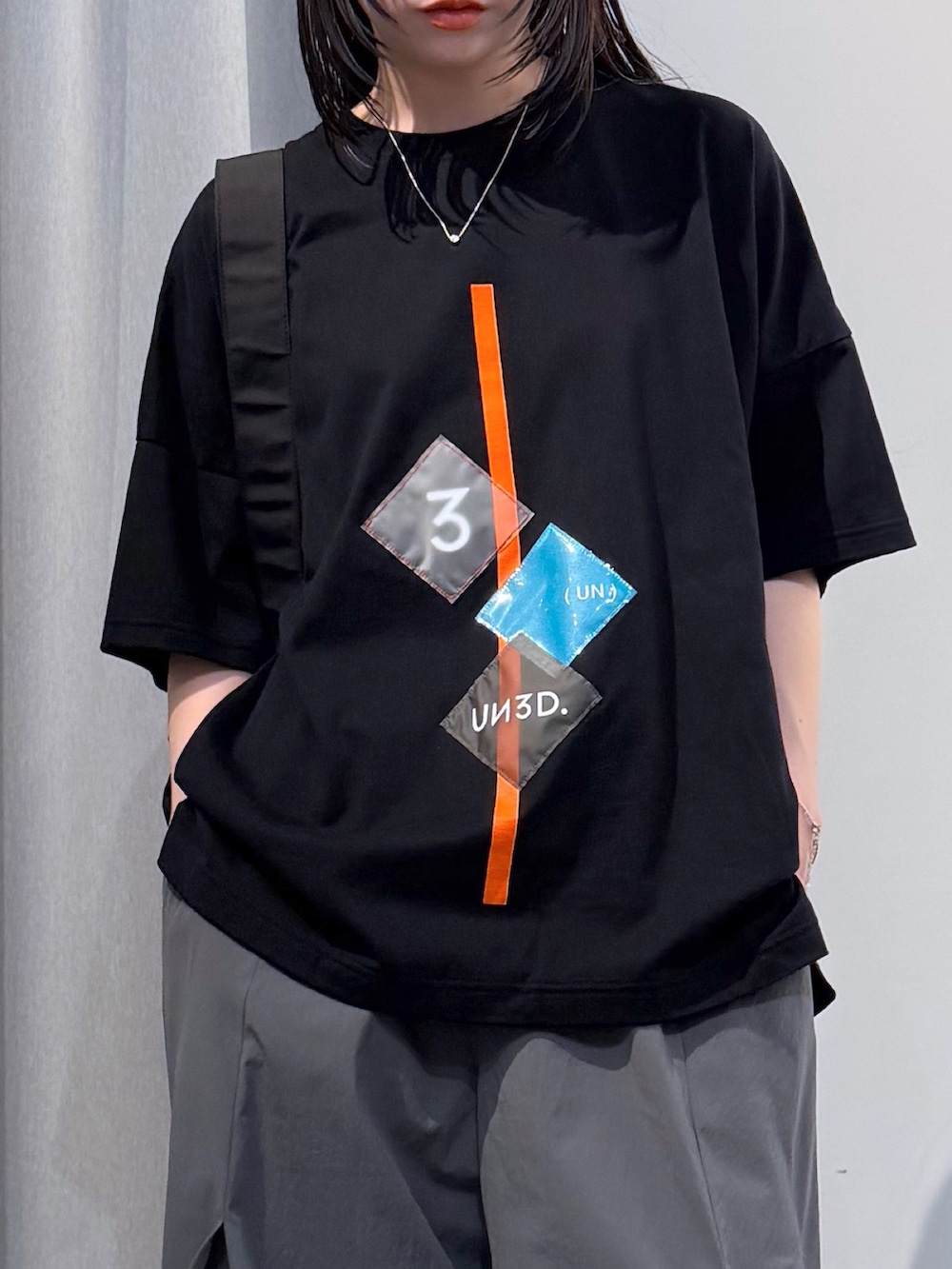 シルバー系のサンダル、ブラック系のボディバッグ/ウエストポーチ、グレー系のその他パンツを着用したレディースの夏コーディネートの7枚目の写真