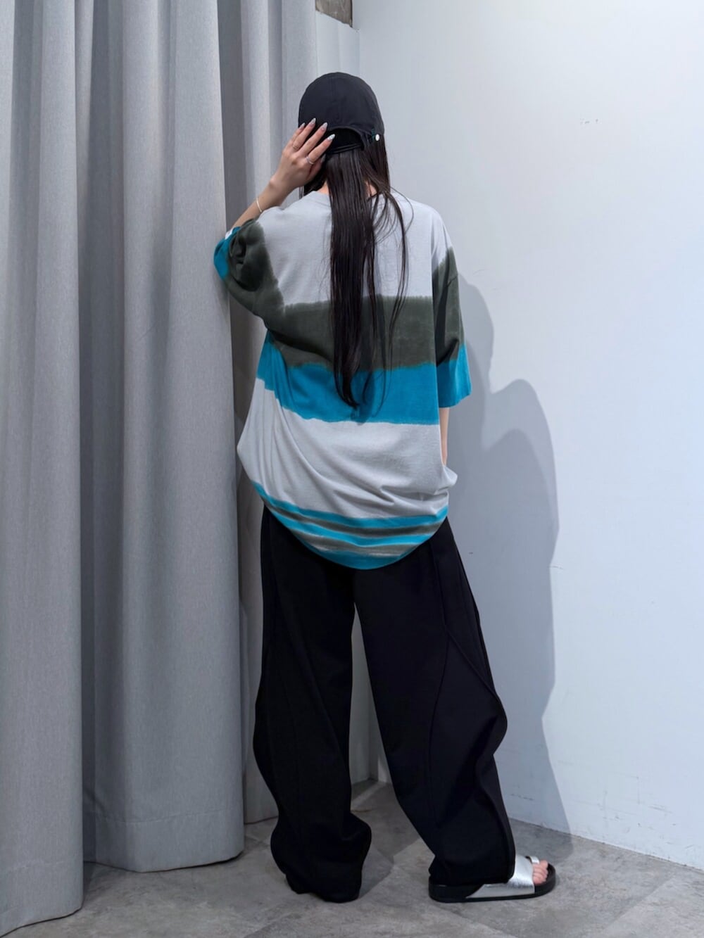 ブラック系のその他パンツ、シルバー系のサンダル、グレー系のTシャツ/カットソーを着用したレディースの夏コーディネートの4枚目の写真