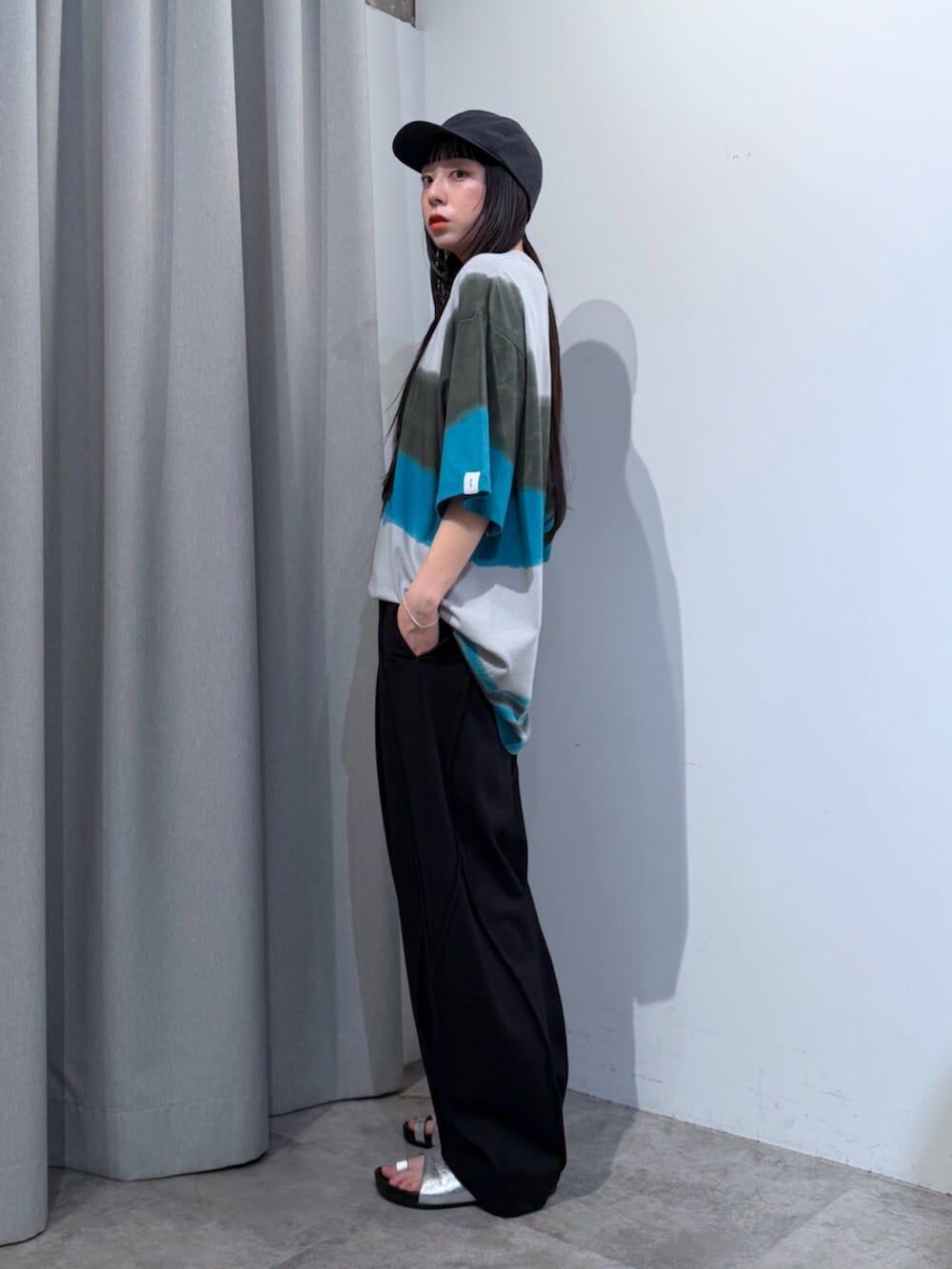 ブラック系のその他パンツ、シルバー系のサンダル、グレー系のTシャツ/カットソーを着用したレディースの夏コーディネートの2枚目の写真