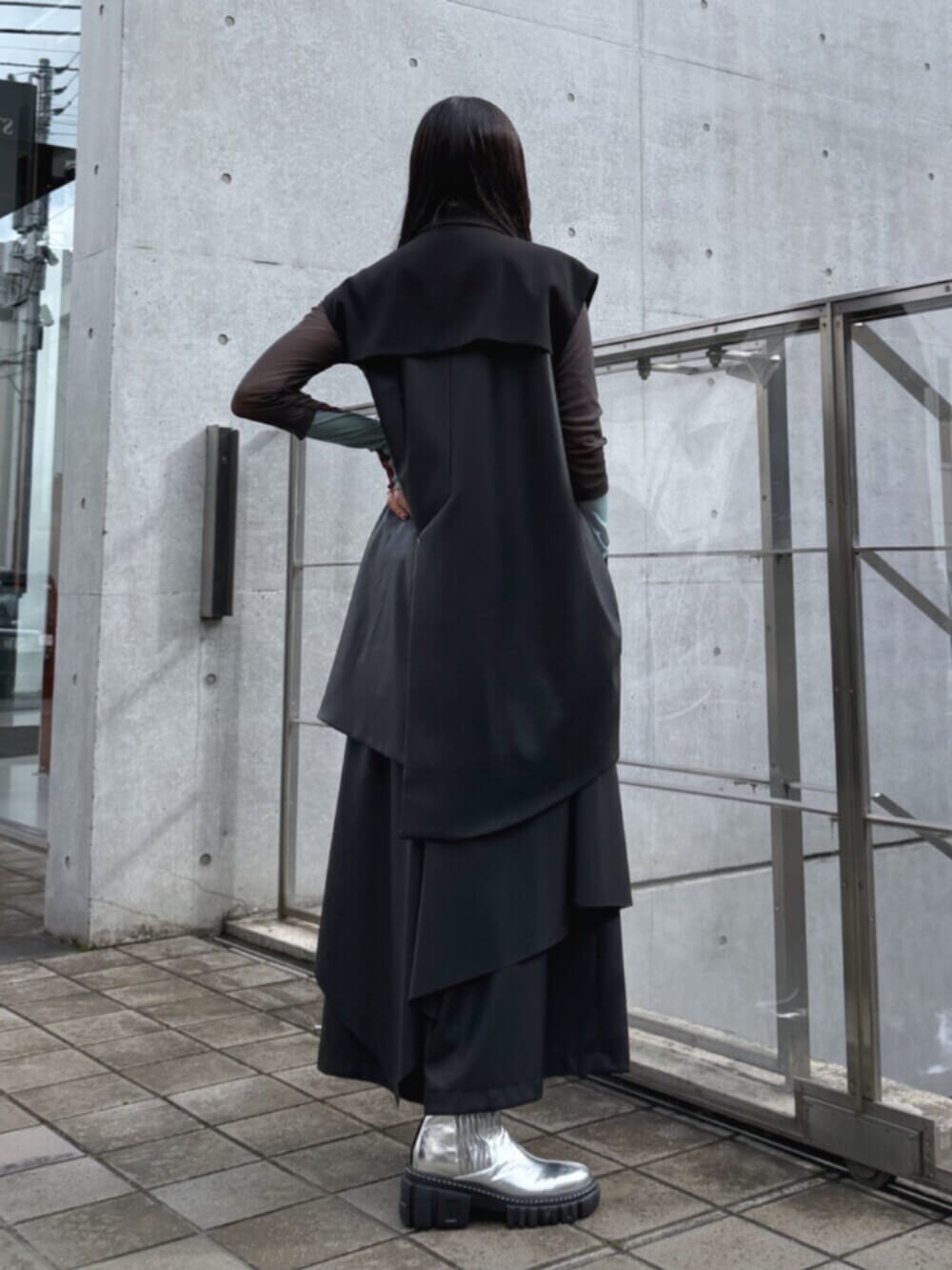シルバー系のブーツ、グレー系のTシャツ/カットソー、ブラック系のその他パンツを着用したレディースの秋コーディネートの6枚目の写真