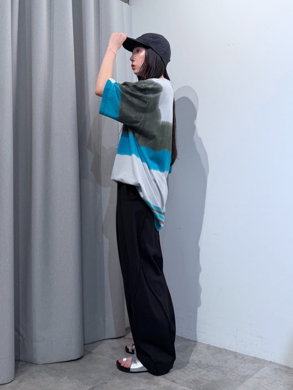 ブラック系のその他パンツ、シルバー系のサンダル、グレー系のTシャツ/カットソーを着用したレディースの夏コーディネートの3枚目の写真