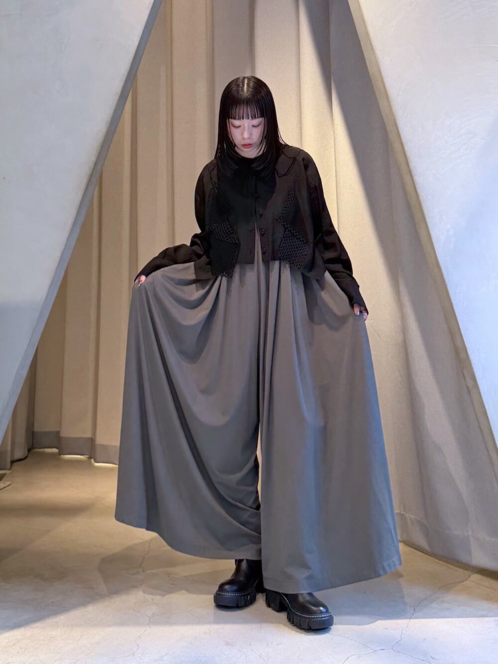 ブラック系のシャツ/ブラウス、グリーン系のつなぎ/オールインワン、ブラック系のブーツを着用したレディースの秋コーディネートの5枚目の写真