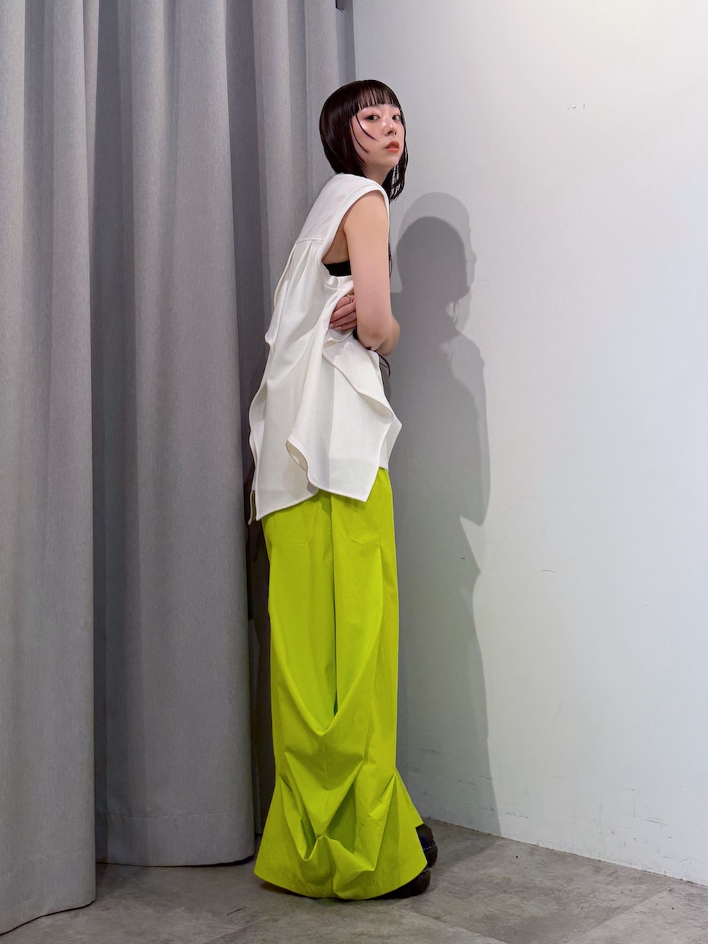 ホワイト系のTシャツ/カットソー、イエロー系のその他パンツ、ブラック系のサンダルを着用したレディースの夏コーディネートの5枚目の写真