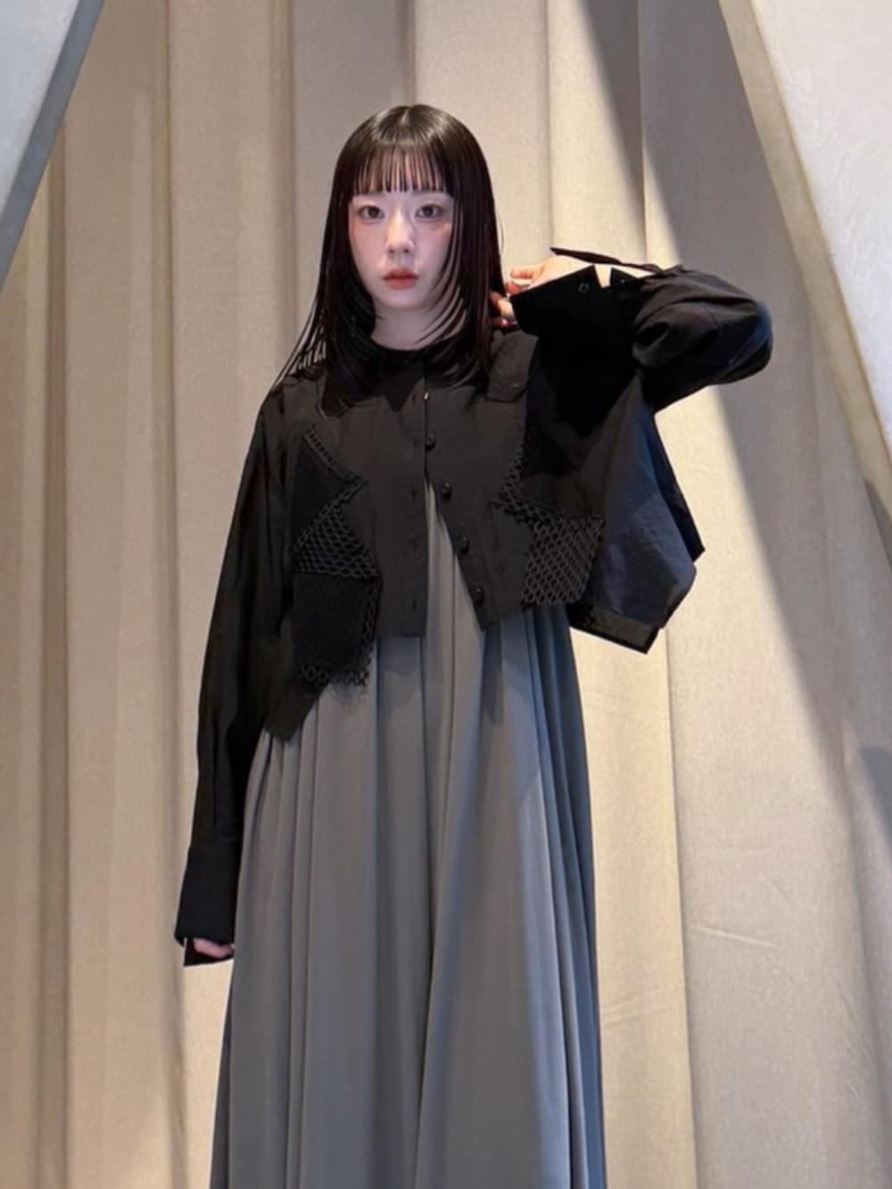 ブラック系のシャツ/ブラウス、グリーン系のつなぎ/オールインワン、ブラック系のブーツを着用したレディースの秋コーディネートの7枚目の写真