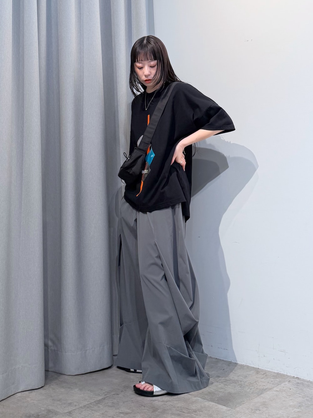 シルバー系のサンダル、ブラック系のボディバッグ/ウエストポーチ、グレー系のその他パンツを着用したレディースの夏コーディネートの2枚目の写真