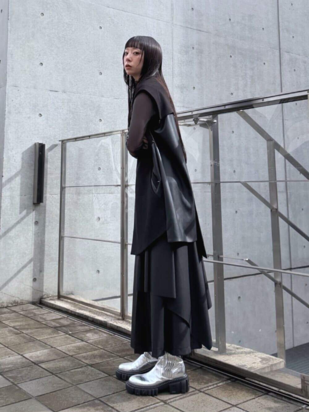 シルバー系のブーツ、グレー系のTシャツ/カットソー、ブラック系のその他パンツを着用したレディースの秋コーディネートの3枚目の写真