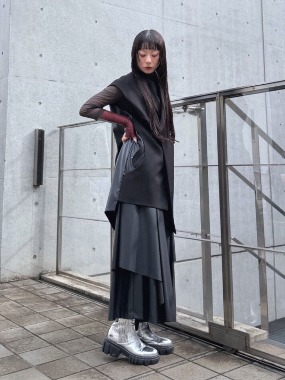 シルバー系のブーツ、グレー系のTシャツ/カットソー、ブラック系のその他パンツを着用したレディースの秋コーディネートの7枚目の写真