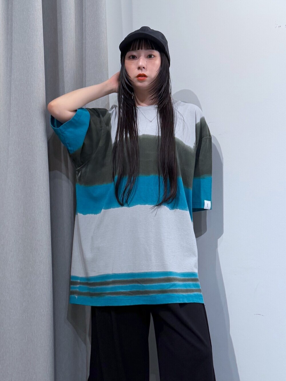 ブラック系のその他パンツ、シルバー系のサンダル、グレー系のTシャツ/カットソーを着用したレディースの夏コーディネートの8枚目の写真