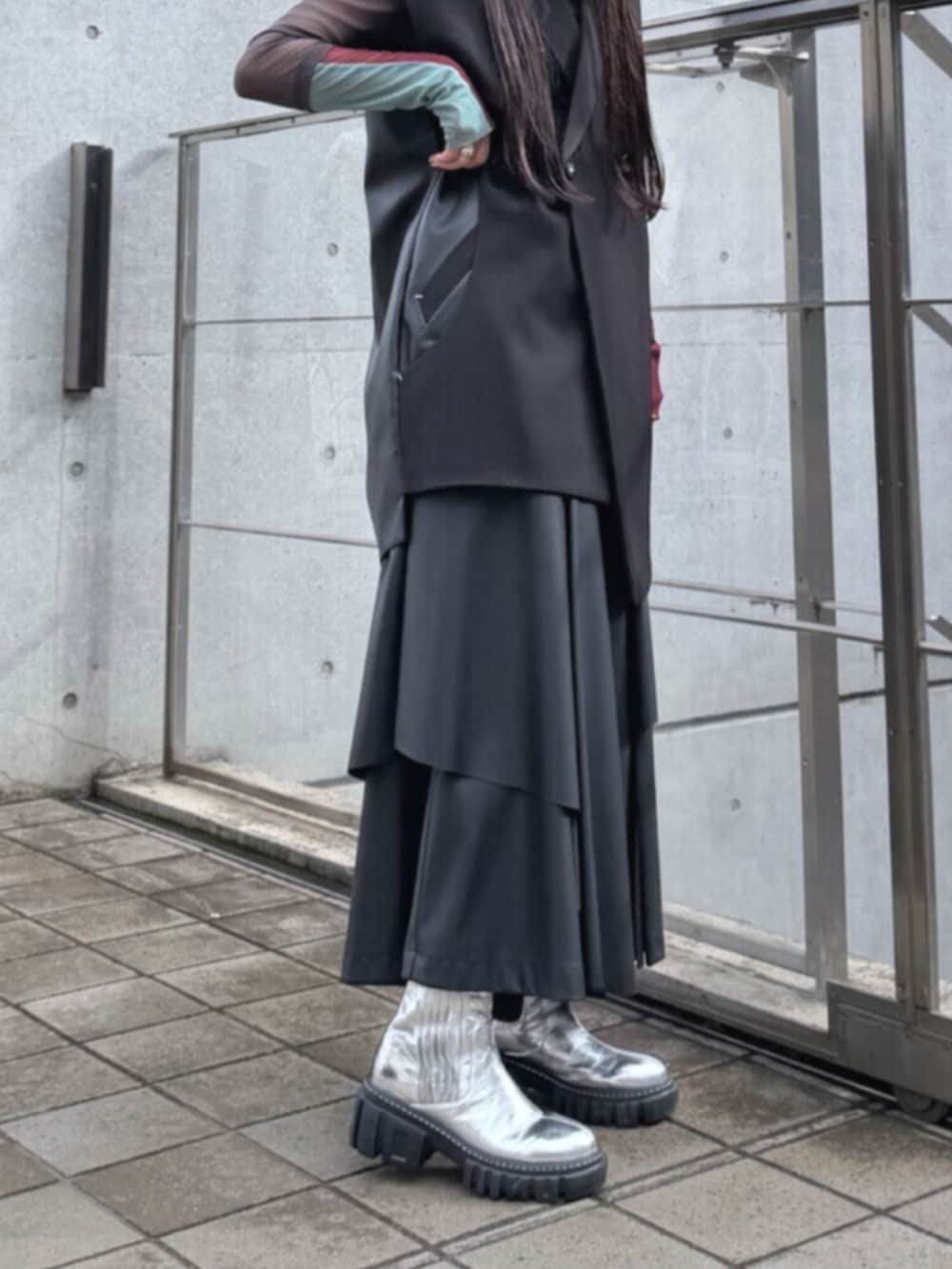 シルバー系のブーツ、グレー系のTシャツ/カットソー、ブラック系のその他パンツを着用したレディースの秋コーディネートの9枚目の写真