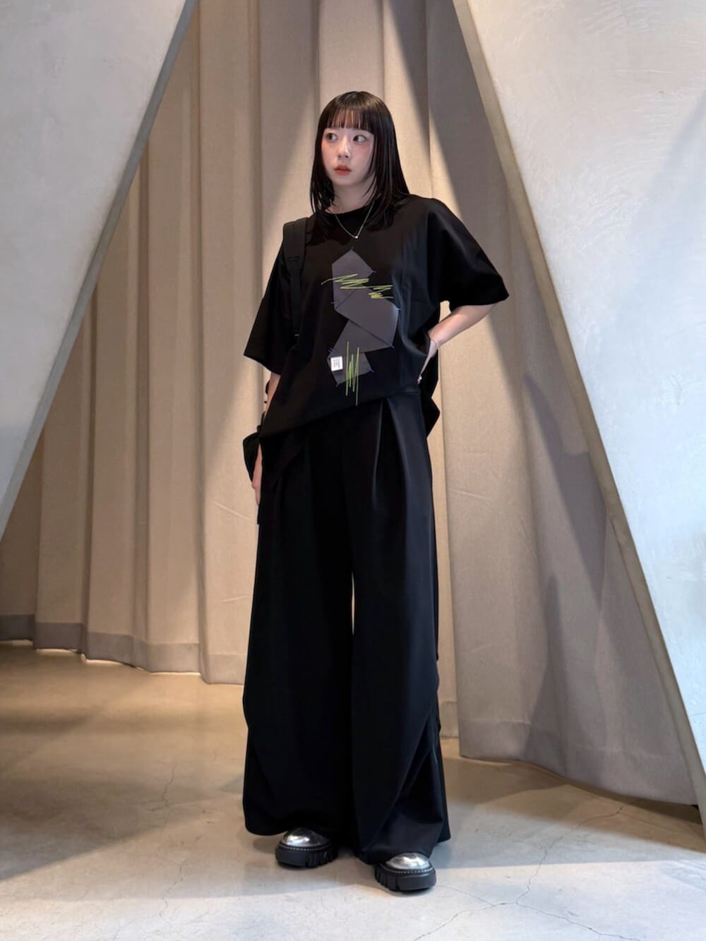 ブラック系のTシャツ/カットソー、ブラック系のその他パンツ、ブラック系のバックパック/リュックを着用したレディースの夏コーディネートの2枚目の写真