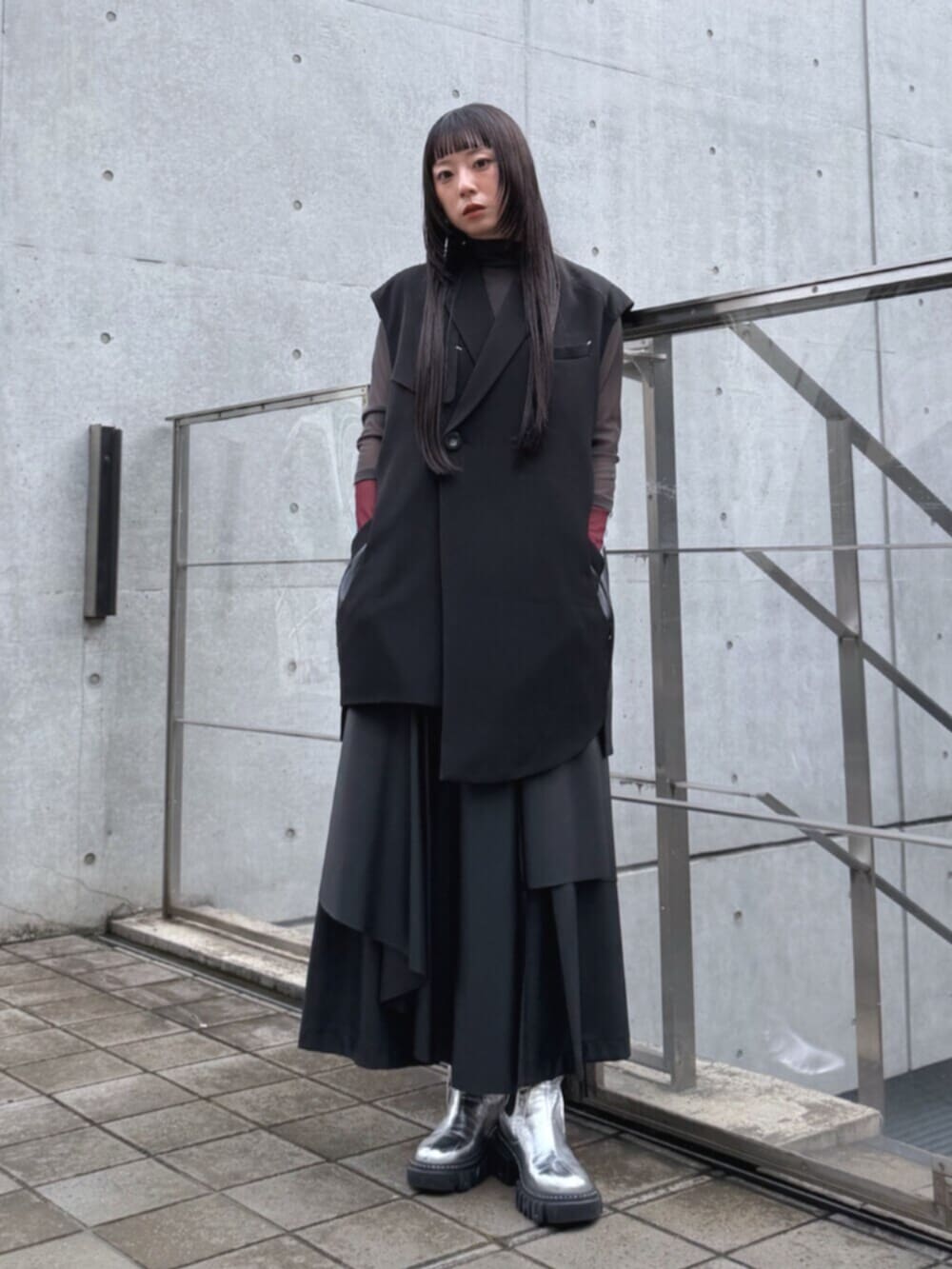 シルバー系のブーツ、グレー系のTシャツ/カットソー、ブラック系のその他パンツを着用したレディースの秋コーディネートの2枚目の写真