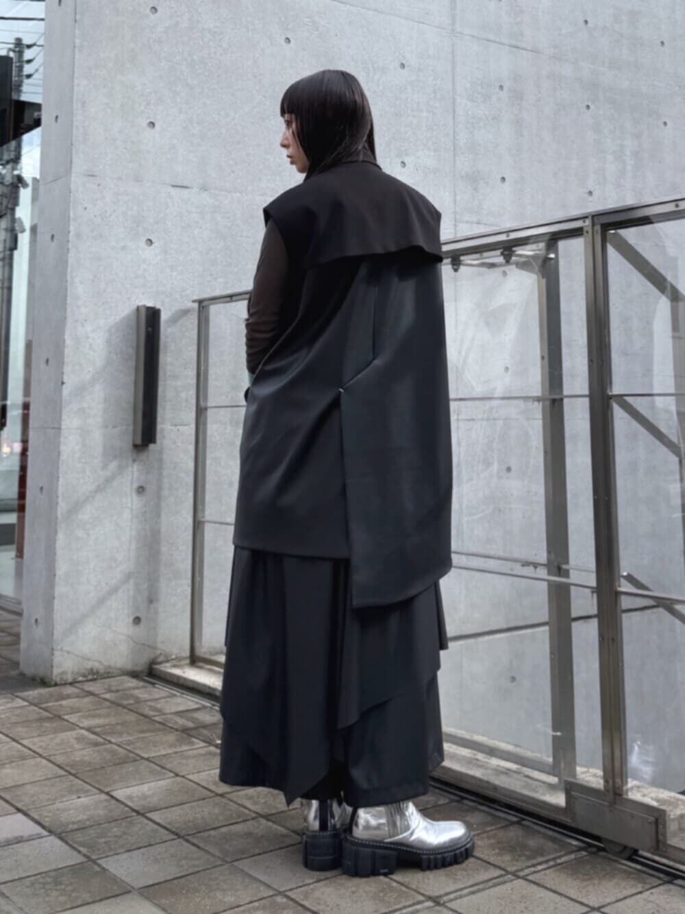 シルバー系のブーツ、グレー系のTシャツ/カットソー、ブラック系のその他パンツを着用したレディースの秋コーディネートの5枚目の写真