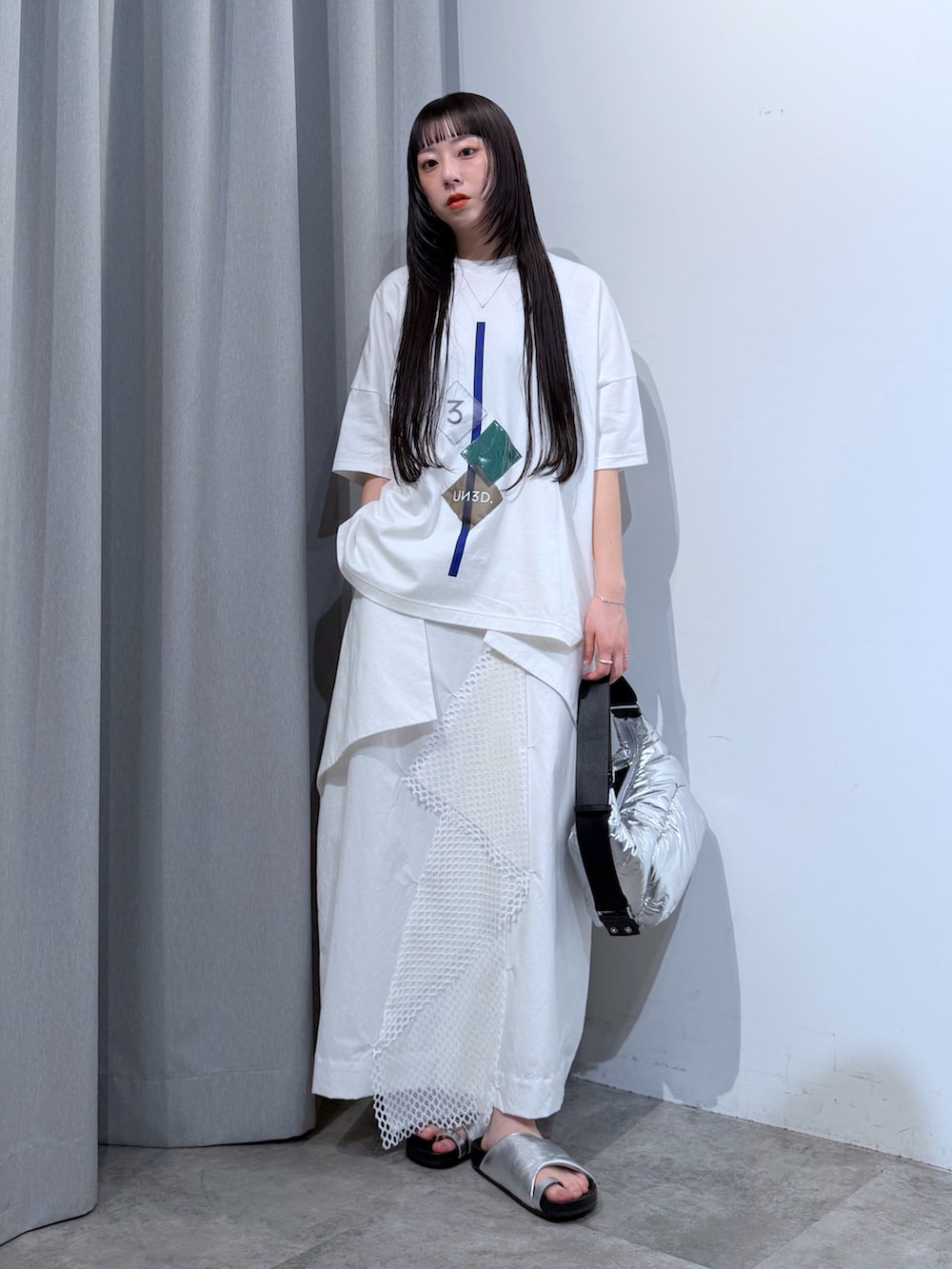ホワイト系のTシャツ/カットソー、シルバー系のサンダル、ホワイト系のスカートを着用したレディースの夏コーディネートの2枚目の写真
