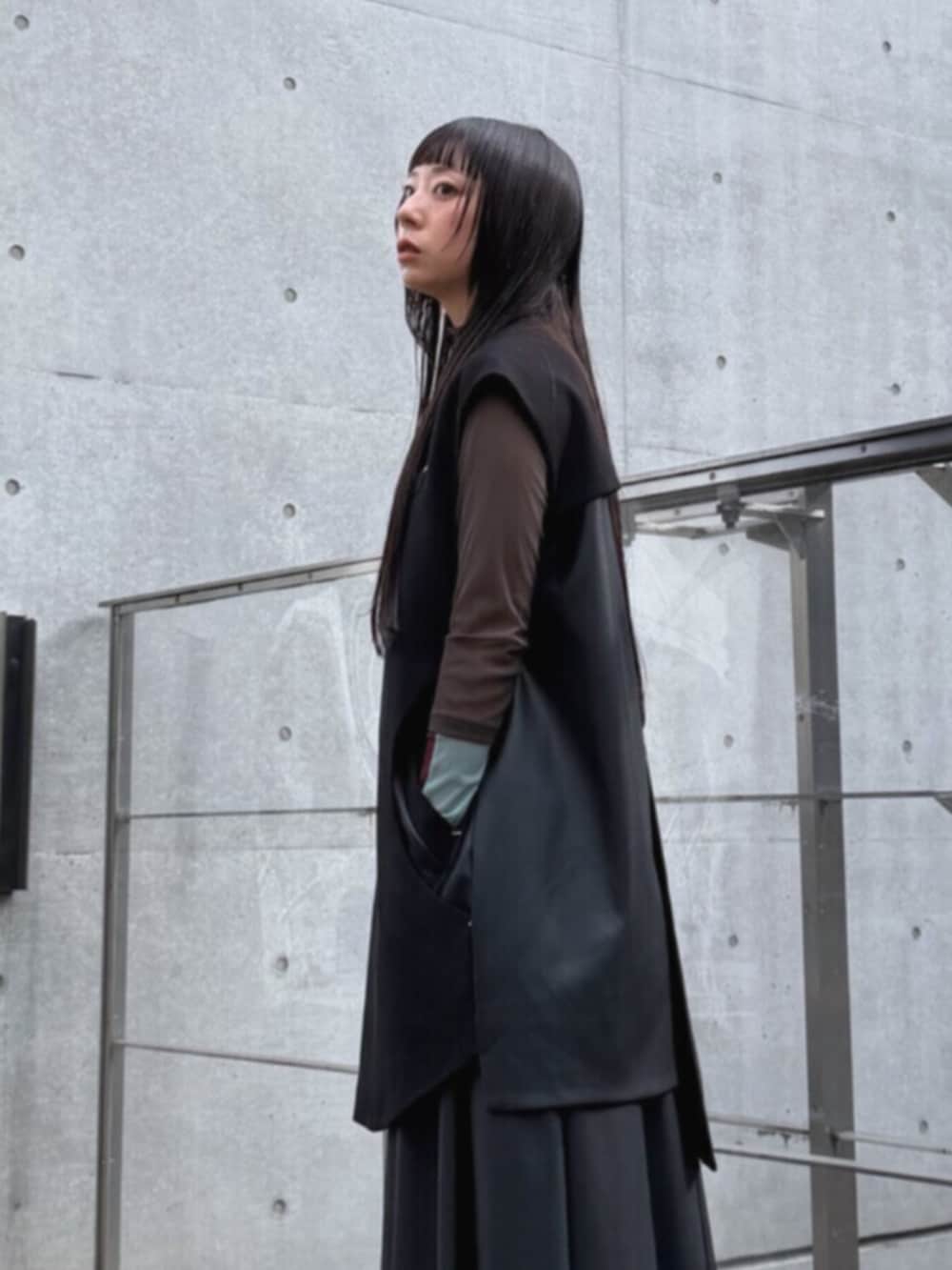 シルバー系のブーツ、グレー系のTシャツ/カットソー、ブラック系のその他パンツを着用したレディースの秋コーディネートの8枚目の写真