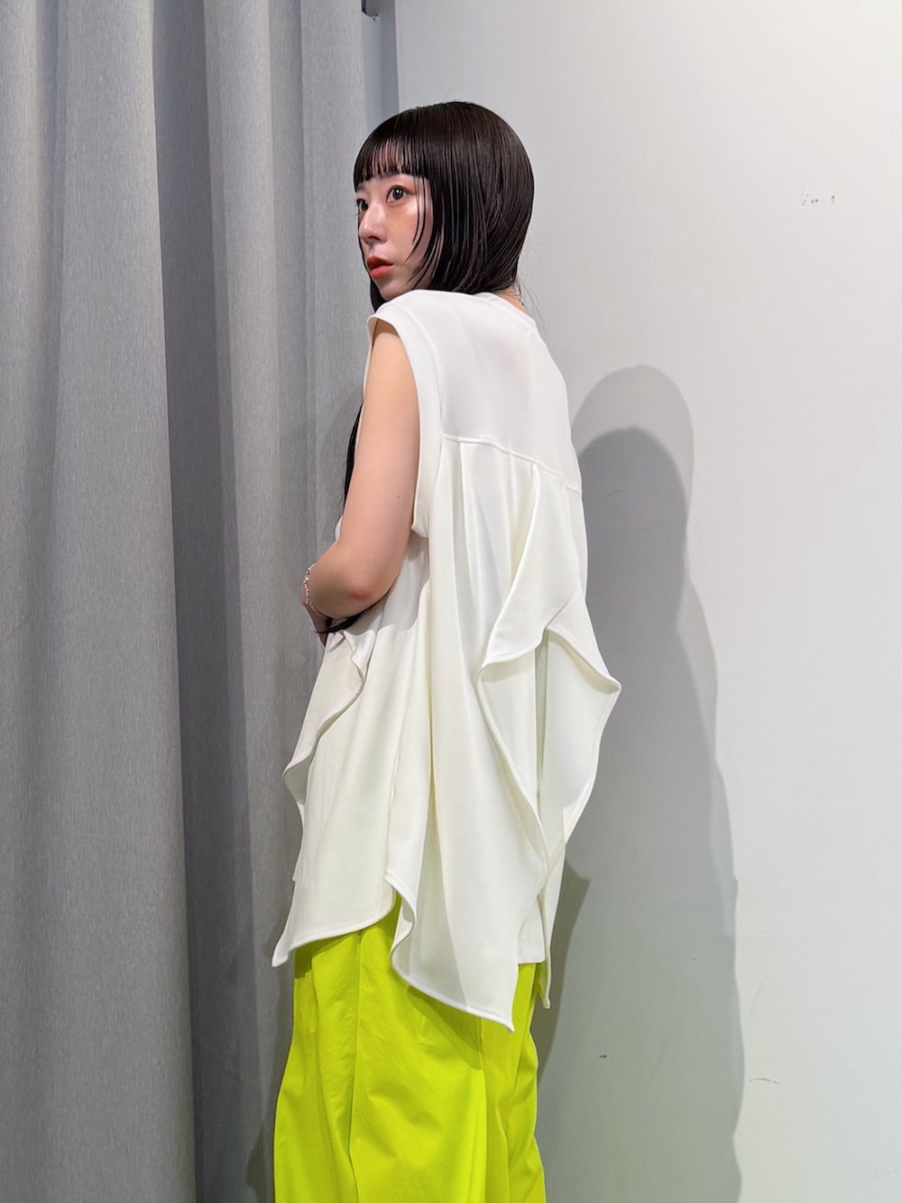 ホワイト系のTシャツ/カットソー、イエロー系のその他パンツ、ブラック系のサンダルを着用したレディースの夏コーディネートの9枚目の写真