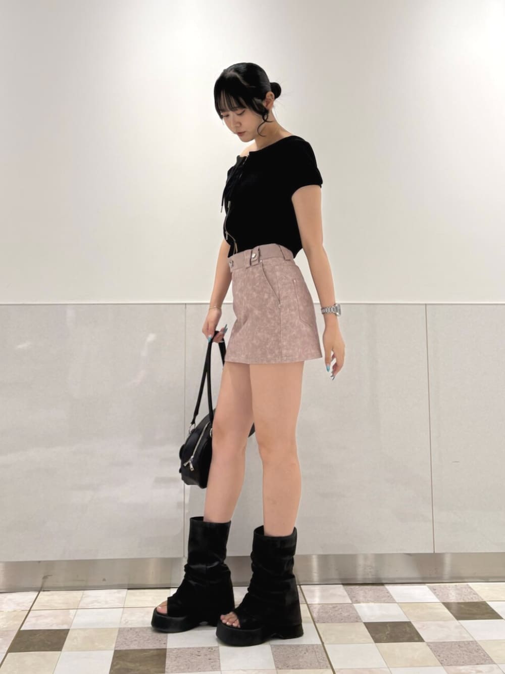 ブラック系のその他シューズ、ブラック系のスウェット、ピンク系のスカートを着用したレディースの夏コーディネートの2枚目の写真