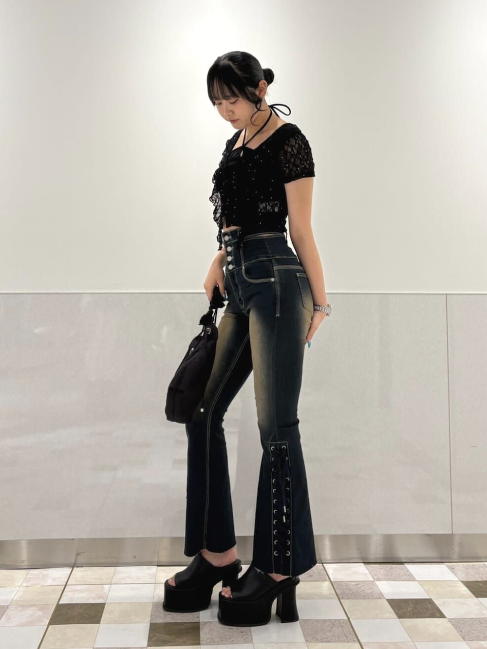 ブラック系のサンダル、ブラック系のTシャツ/カットソー、ブルー系のデニムパンツを着用したレディースの夏コーディネートの2枚目の写真