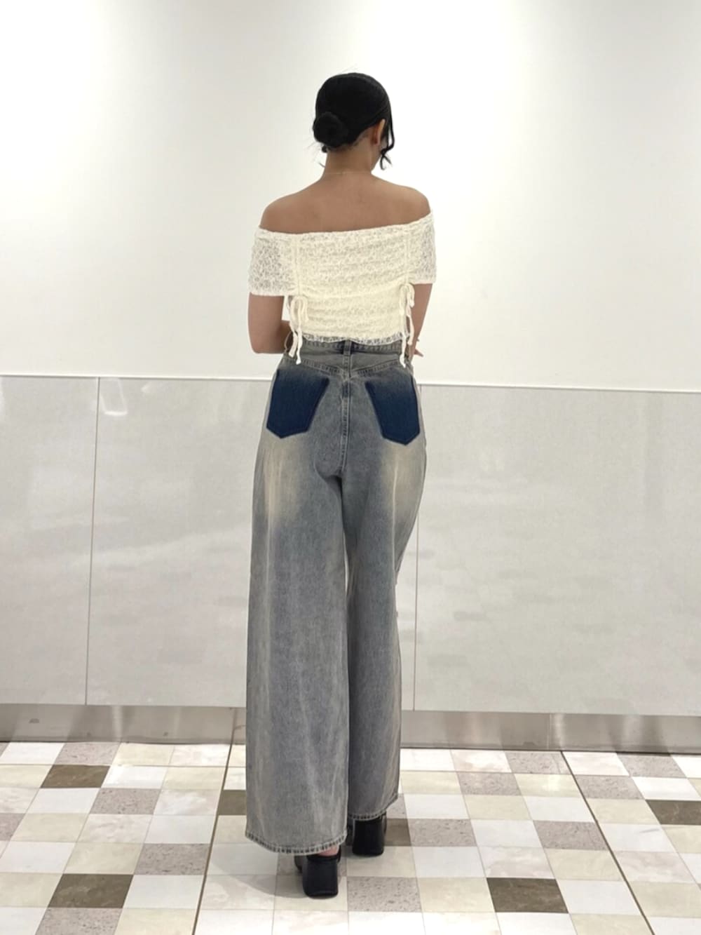 ホワイト系のTシャツ/カットソー、ブラック系のサンダル、ブルー系のデニムパンツを着用したレディースの夏コーディネートの3枚目の写真