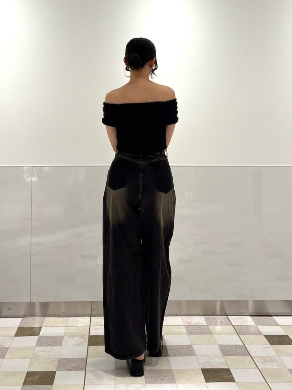 ブラック系のサンダル、ブラック系のデニムパンツ、ブラック系のTシャツ/カットソーを着用したレディースの夏コーディネートの3枚目の写真