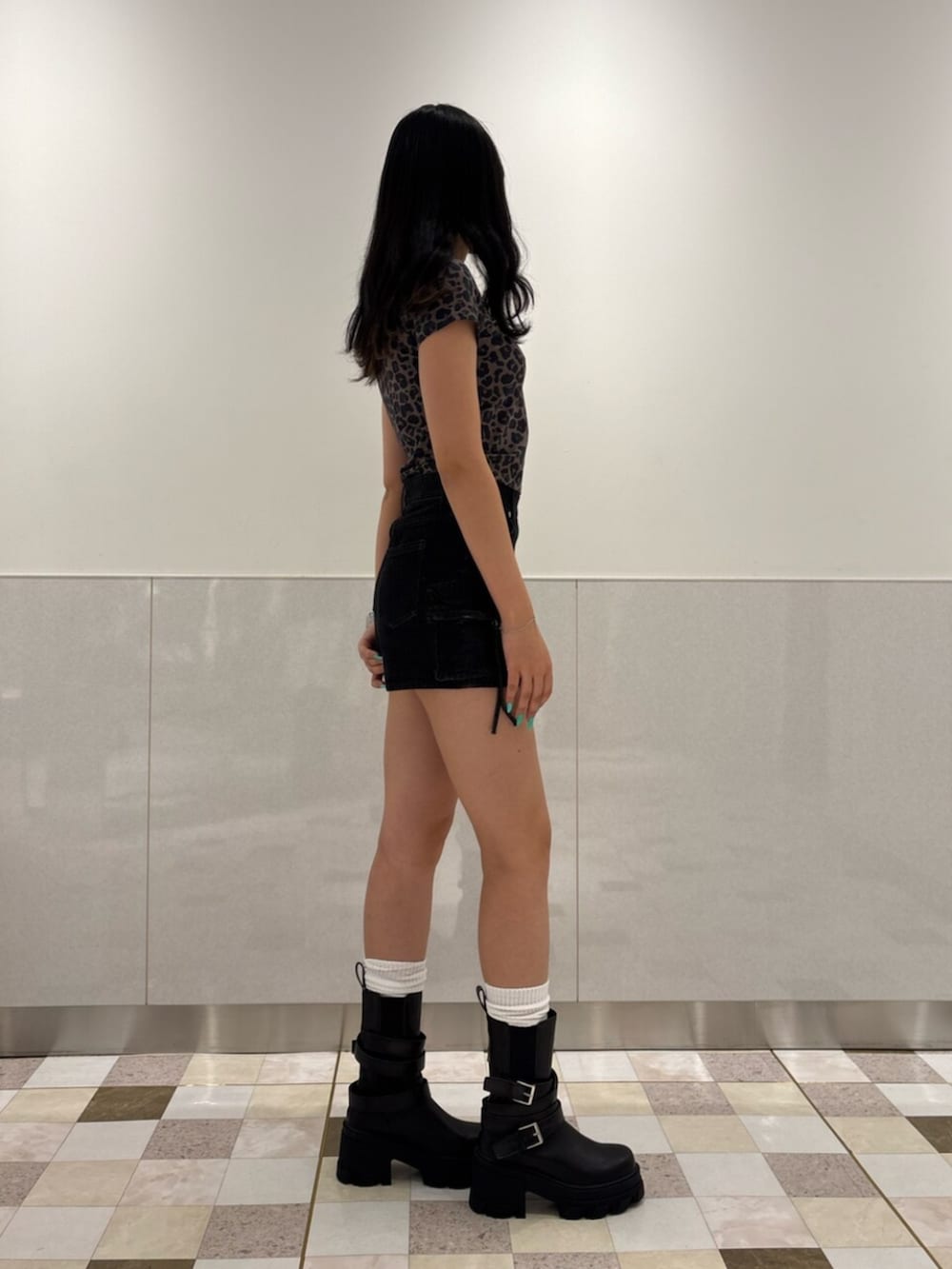 ブラック系のブーツ、ブラック系のスカート、ブラウン系のTシャツ/カットソーを着用したレディースの夏コーディネートの2枚目の写真