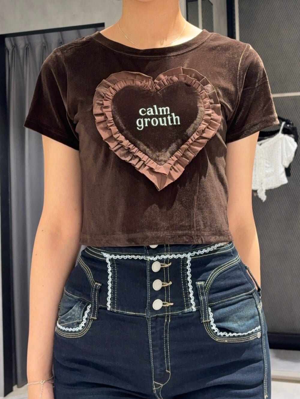 ブラック系のサンダル、ブラック系のハンドバッグ、ブルー系のデニムパンツを着用したレディースの夏コーディネートの4枚目の写真