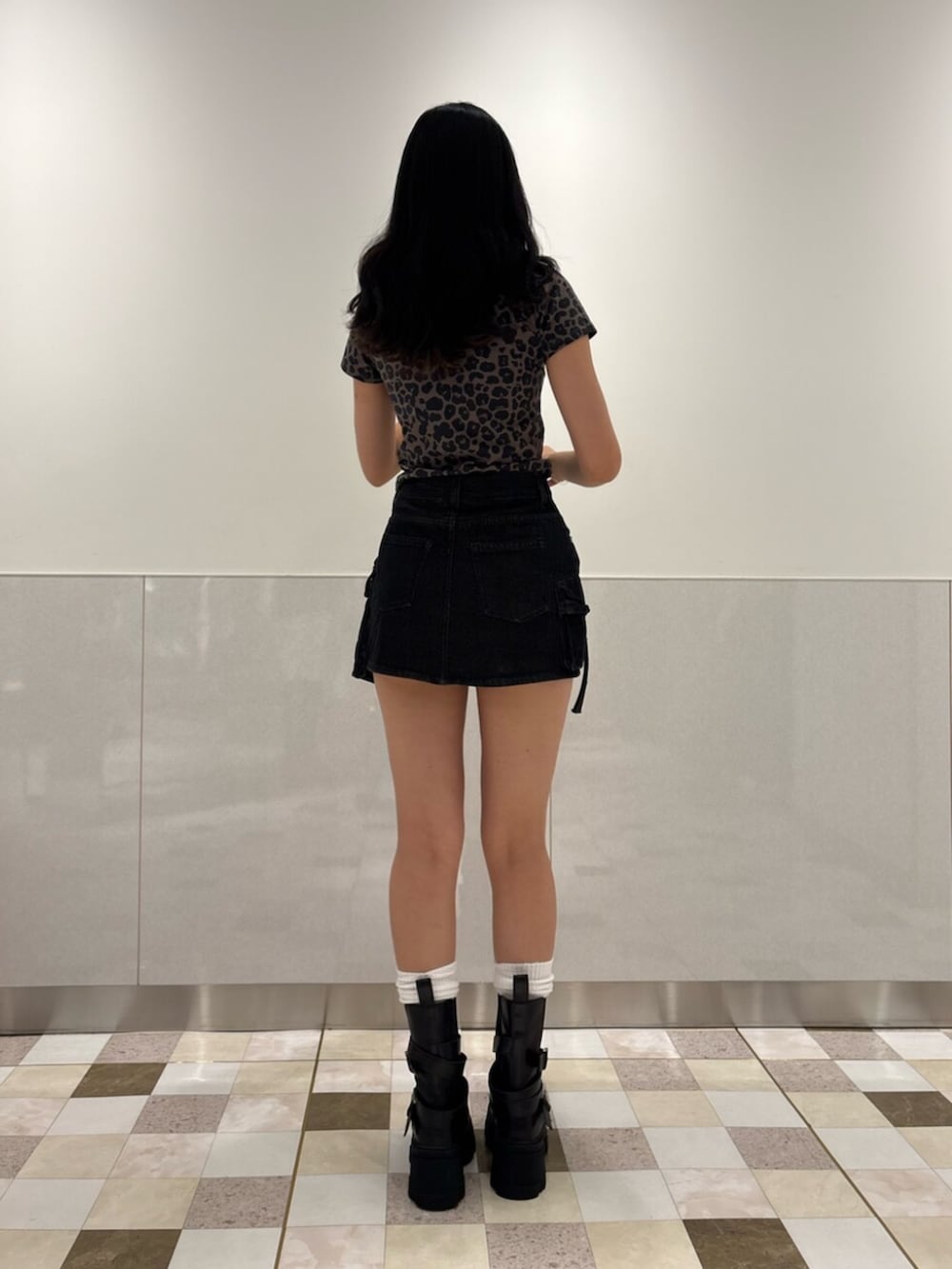 ブラック系のブーツ、ブラック系のスカート、ブラウン系のTシャツ/カットソーを着用したレディースの夏コーディネートの3枚目の写真