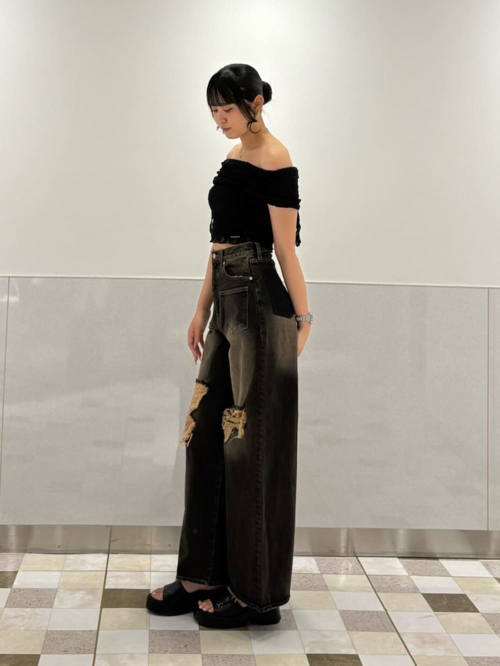 ブラック系のサンダル、ブラック系のデニムパンツ、ブラック系のTシャツ/カットソーを着用したレディースの夏コーディネートの2枚目の写真