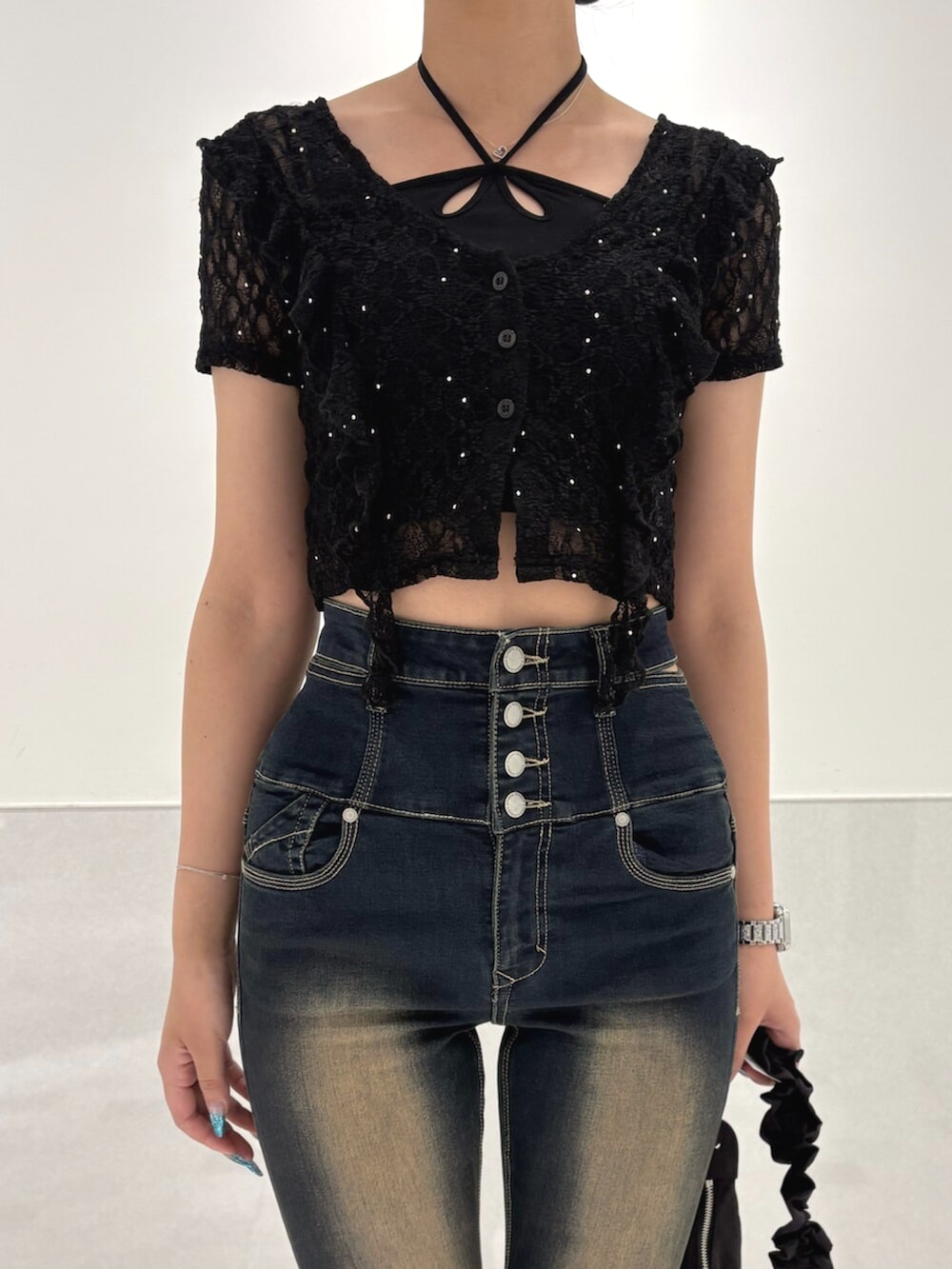 ブラック系のサンダル、ブラック系のTシャツ/カットソー、ブルー系のデニムパンツを着用したレディースの夏コーディネートの4枚目の写真