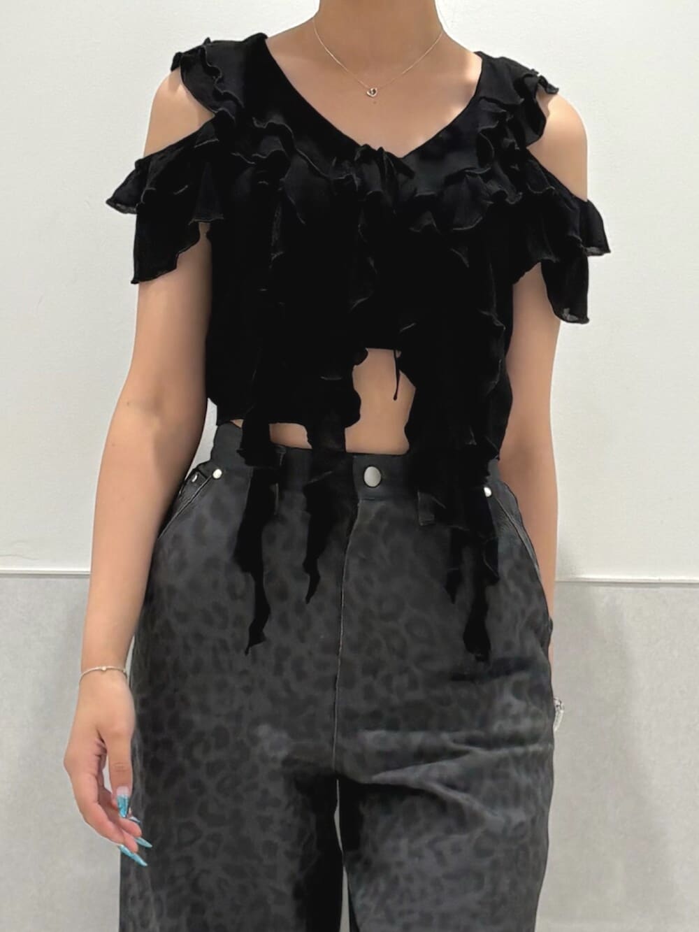 ブラック系のキャミソール、ブラック系のサンダル、グレー系のその他パンツを着用したレディースの夏コーディネートの4枚目の写真