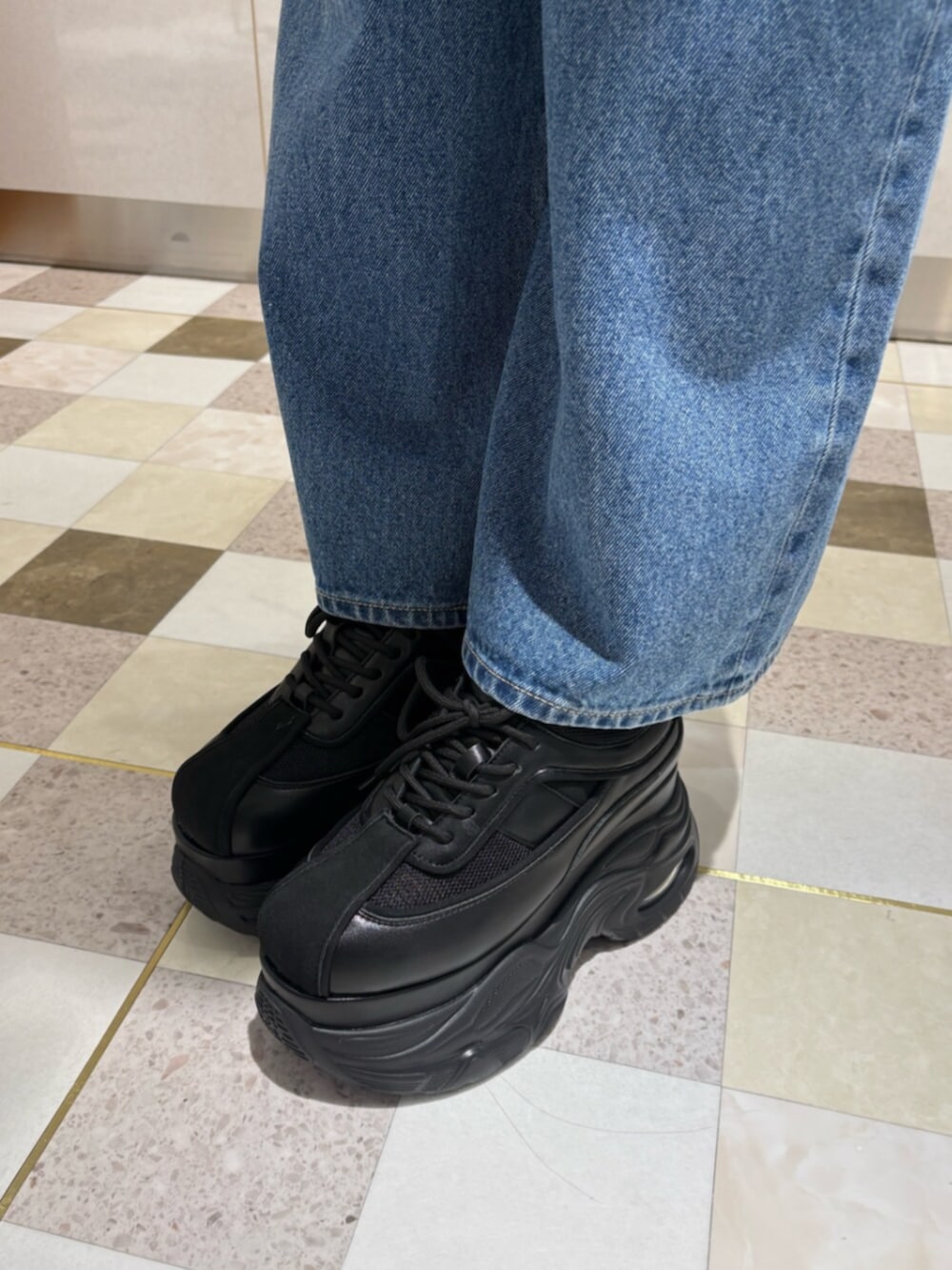 ピンク系のショルダーバッグ、ブルー系のデニムパンツ、ブラック系のスニーカーを着用したレディースの夏コーディネートの5枚目の写真