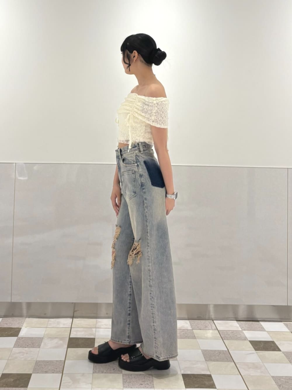 ホワイト系のTシャツ/カットソー、ブラック系のサンダル、ブルー系のデニムパンツを着用したレディースの夏コーディネートの2枚目の写真