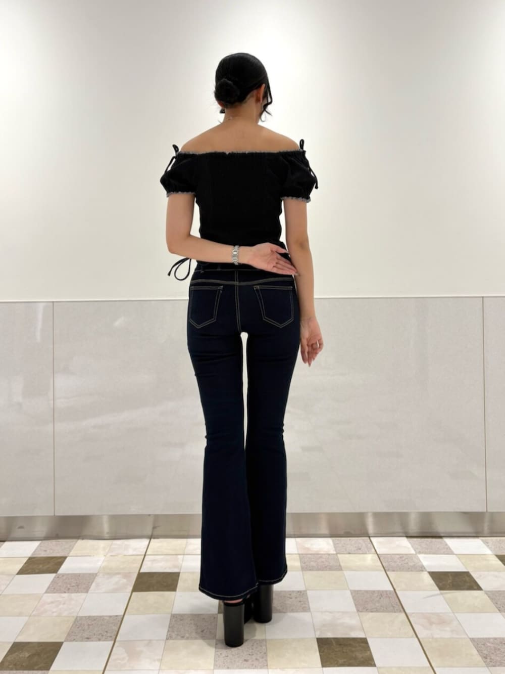 ブラック系のTシャツ/カットソー、ブルー系のデニムパンツ、ブラック系のサンダルを着用したレディースの夏コーディネートの3枚目の写真