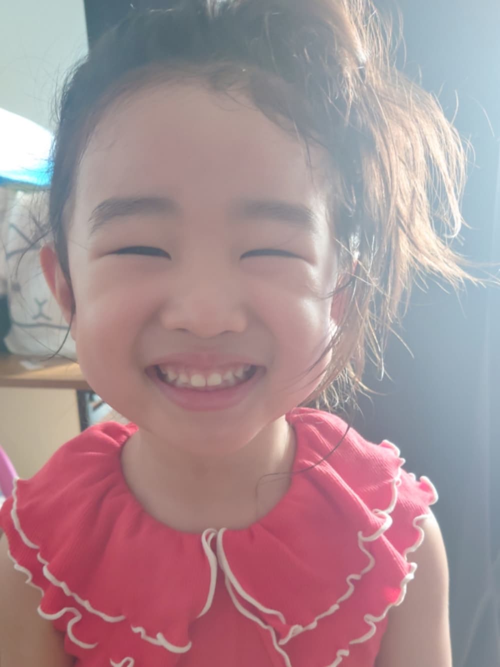 レッド系のトップス、ホワイト系のスカートを着用したキッズの夏コーディネートの2枚目の写真