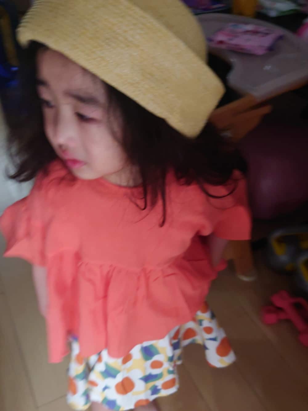 オレンジ系のTシャツ/カットソー、ベージュ系のハットを着用したキッズの春コーディネートの4枚目の写真