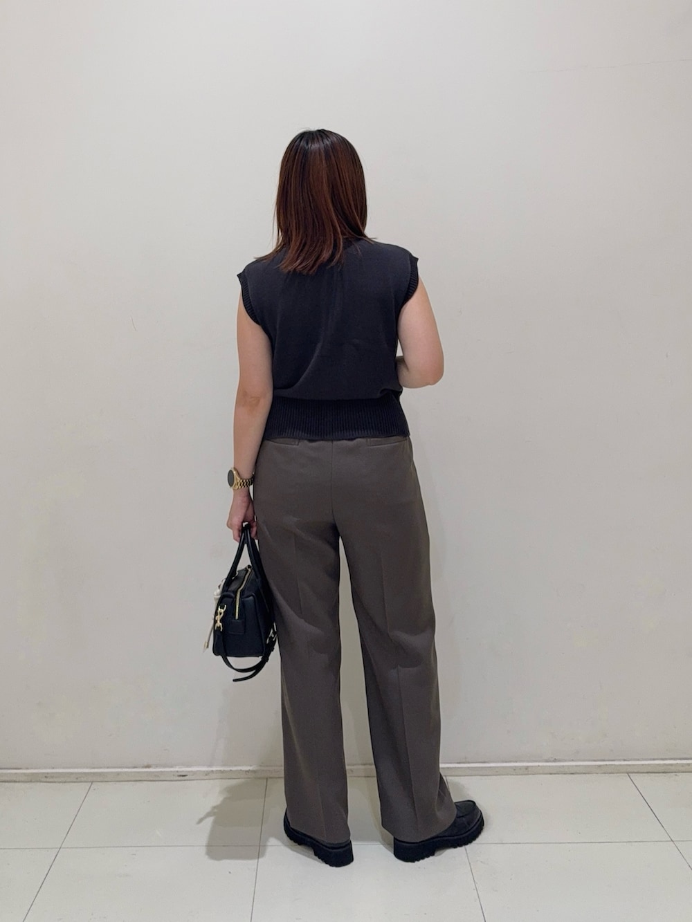 ブラウン系のその他パンツ、ブラック系のローファー、ブラック系のボストンバッグを着用したレディースの秋コーディネートの4枚目の写真